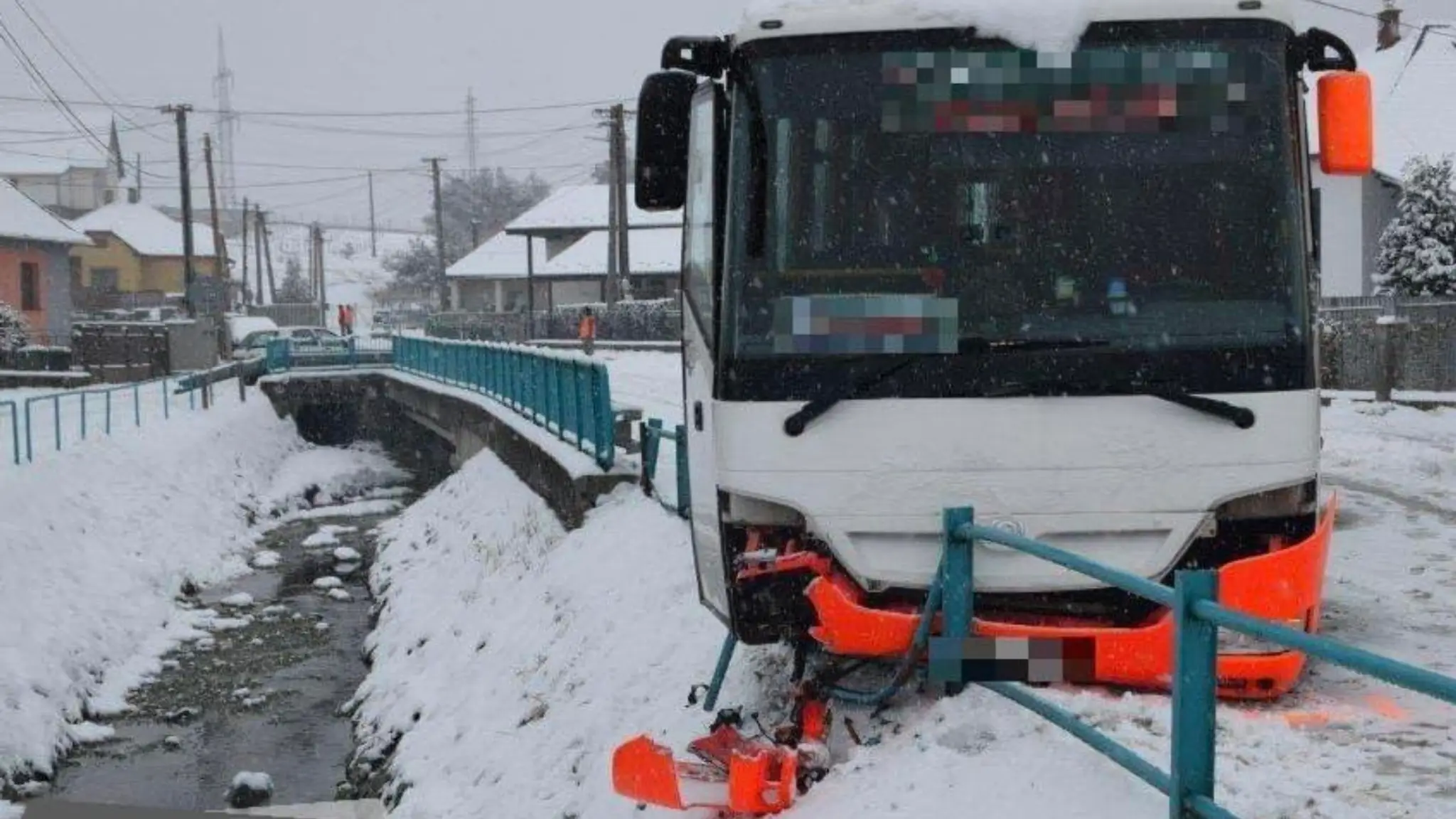 Autobus na snehu prešiel do protismeru. 