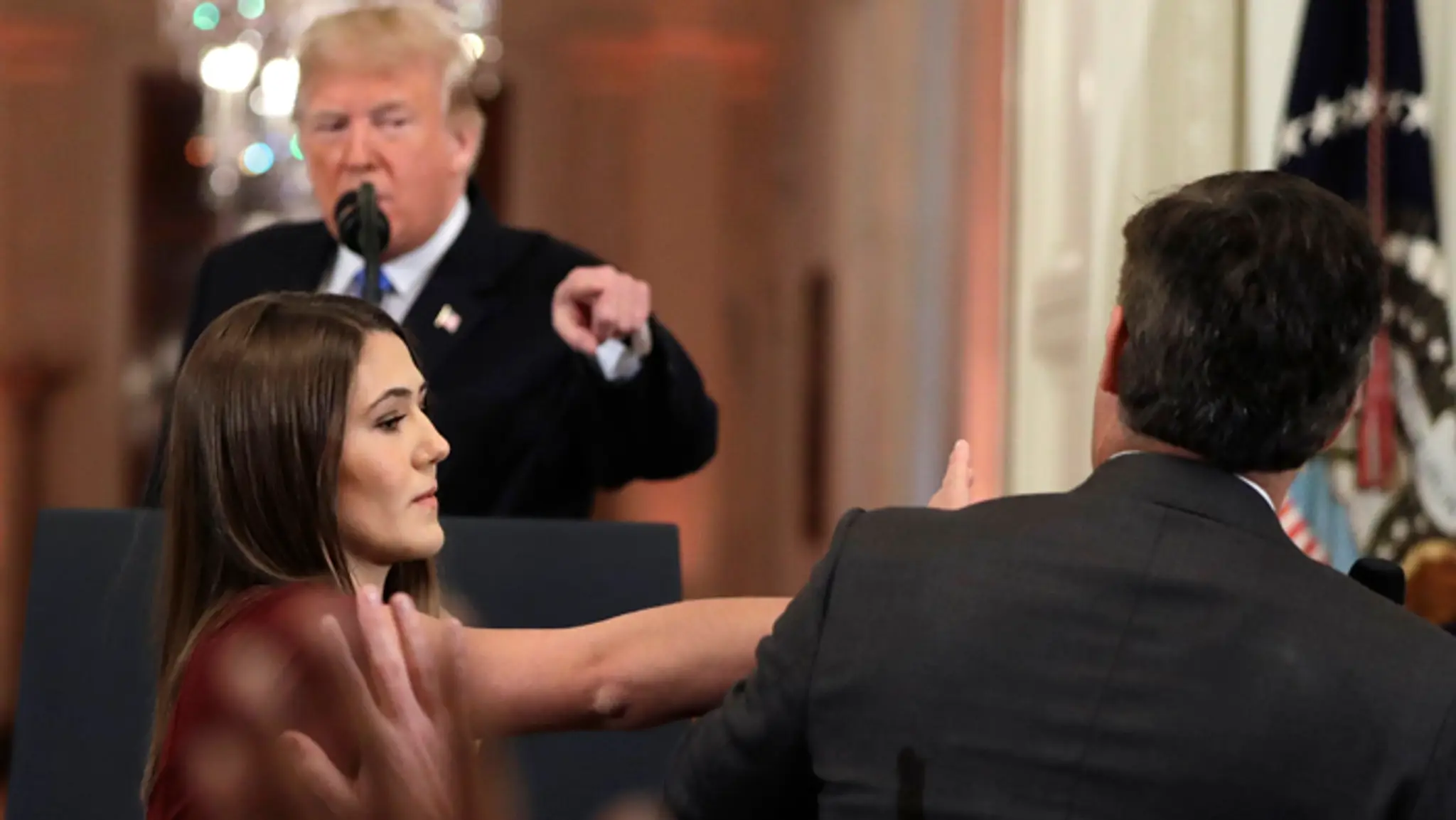 Reportérovi CNN zakázali po výmene názorov s Trumpom vstup do Bieleho domu.