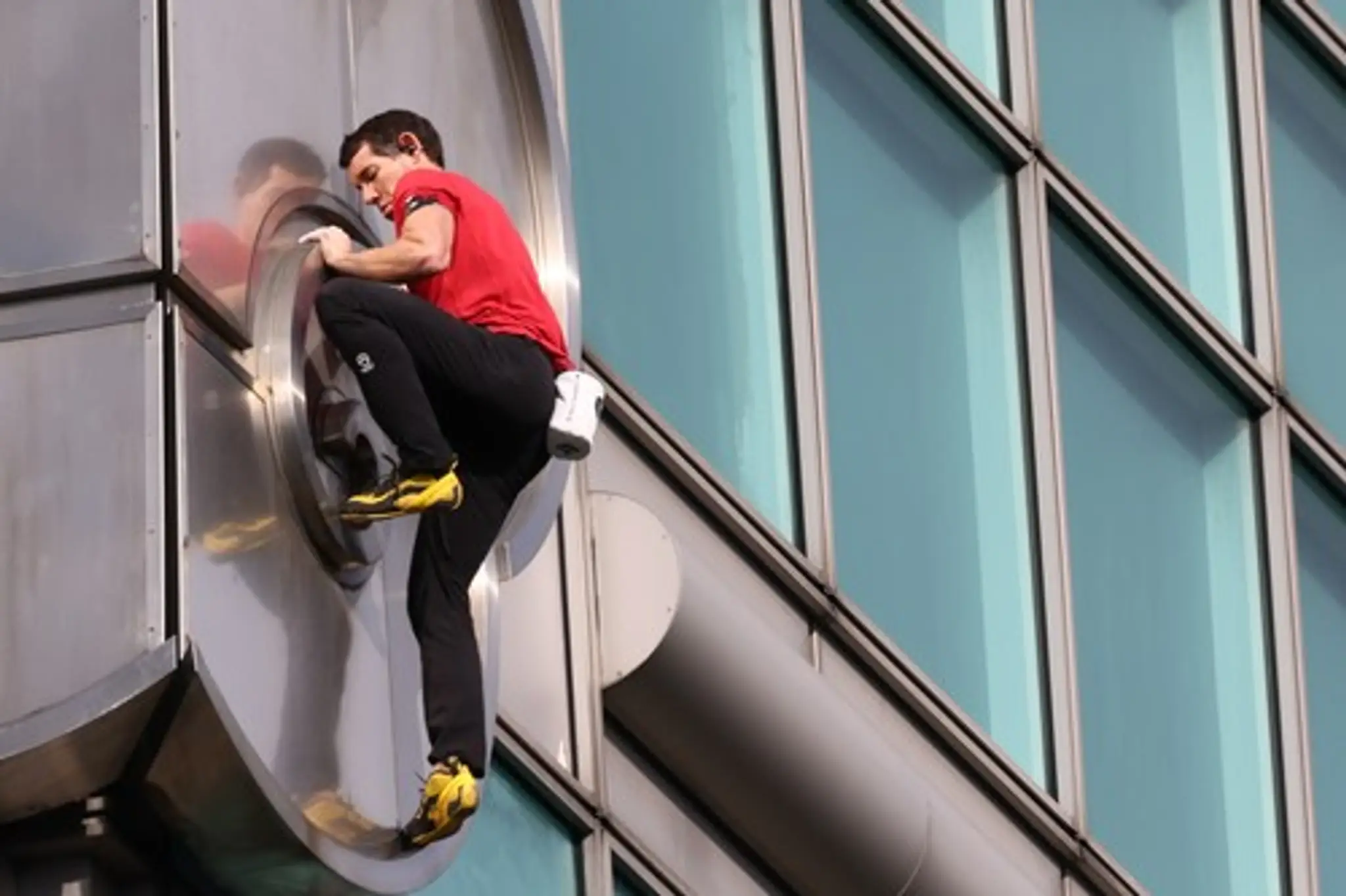 Horolezec Alex Honnold vyliezol na mrakodrap Taipei 101.