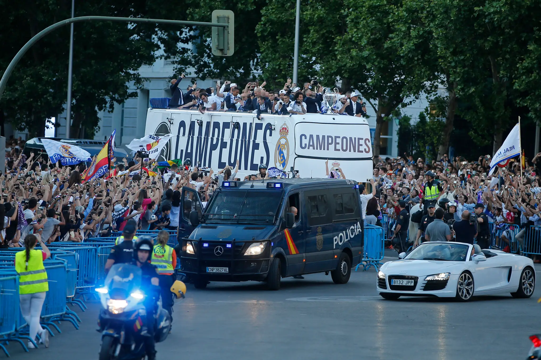 Autobus  s hráčmi a vedením Realu prichádza na námestie Cibeles v Madride.