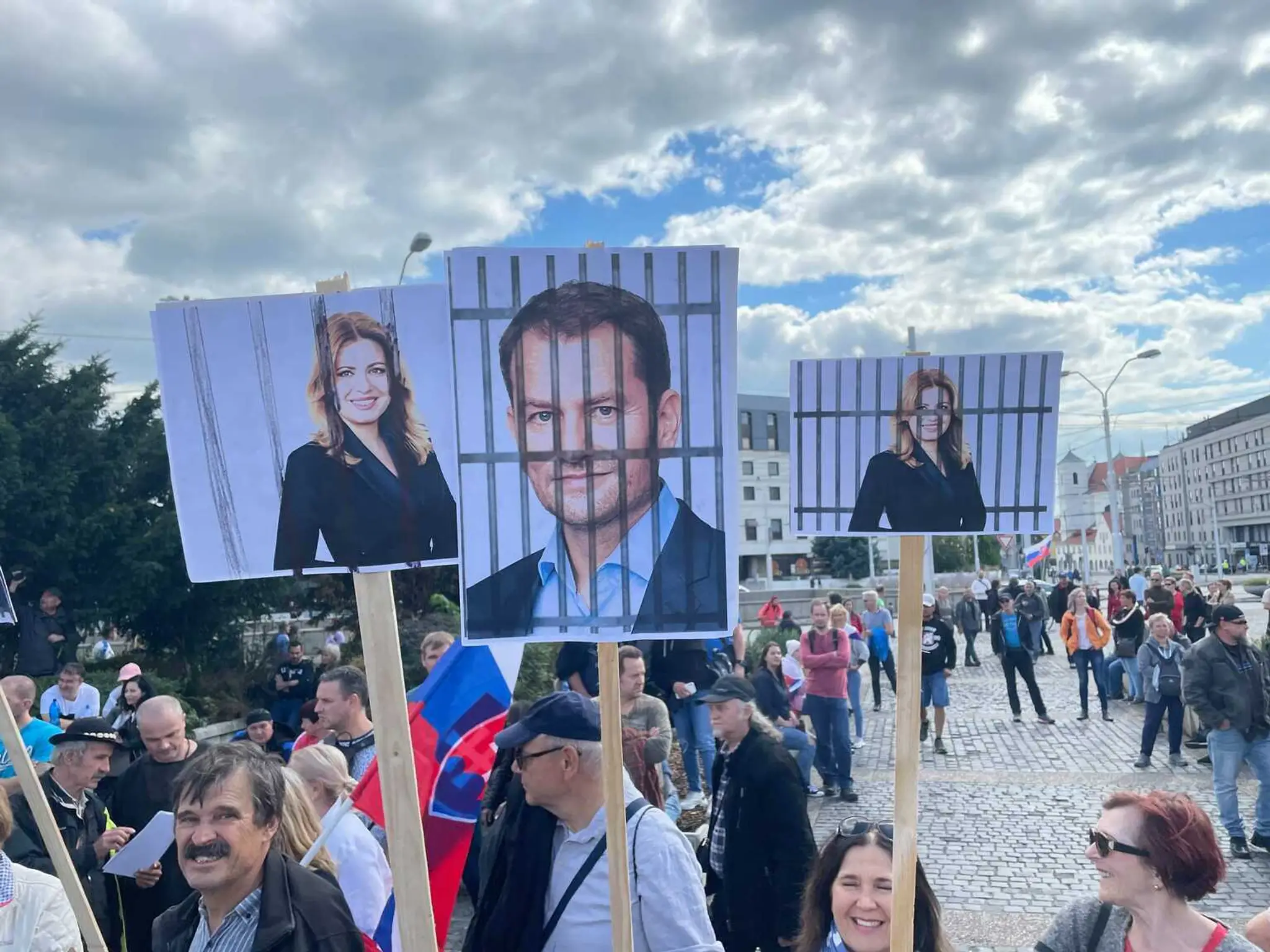 Protest pred Prezidentským palácom proti opatreniam
