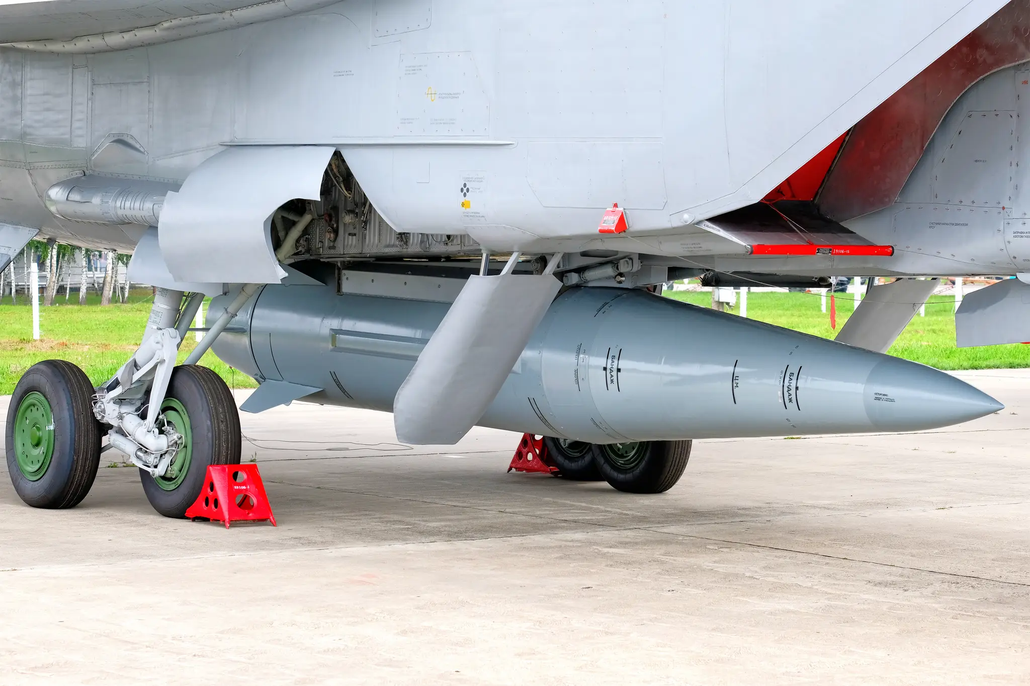 Raketa Kinžal zavesená na podvozku stíhačky MiG-31.  