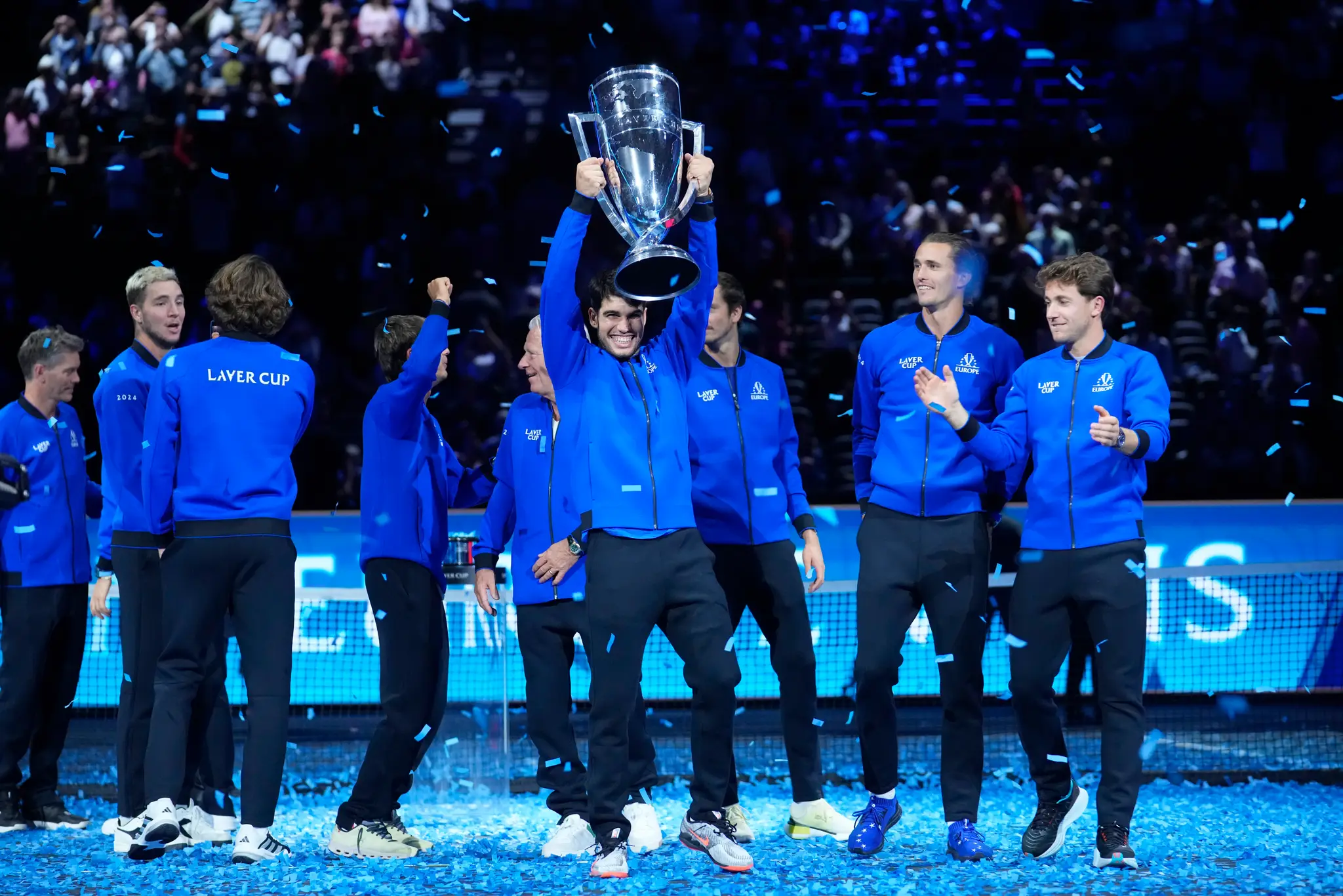 Španielsky tenista Carlos Alcaraz z Tímu Európy zdvíha trofej po zisku Laver Cupu.