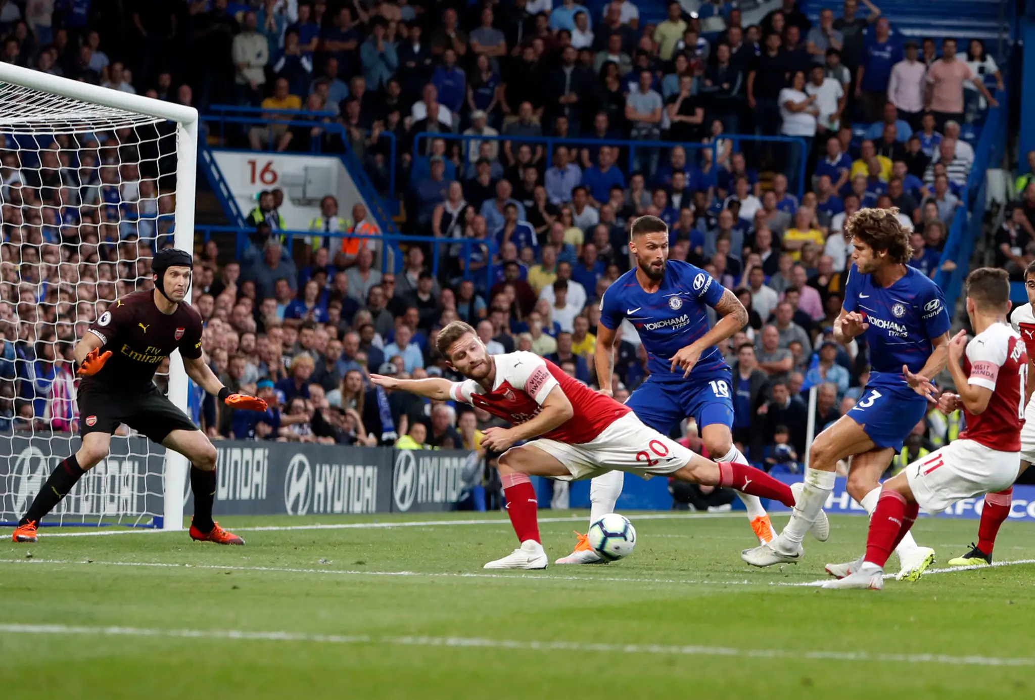 Marcos Alonso (Chelsea) strieľa víťazný gól v zápase proti Arsenalu.