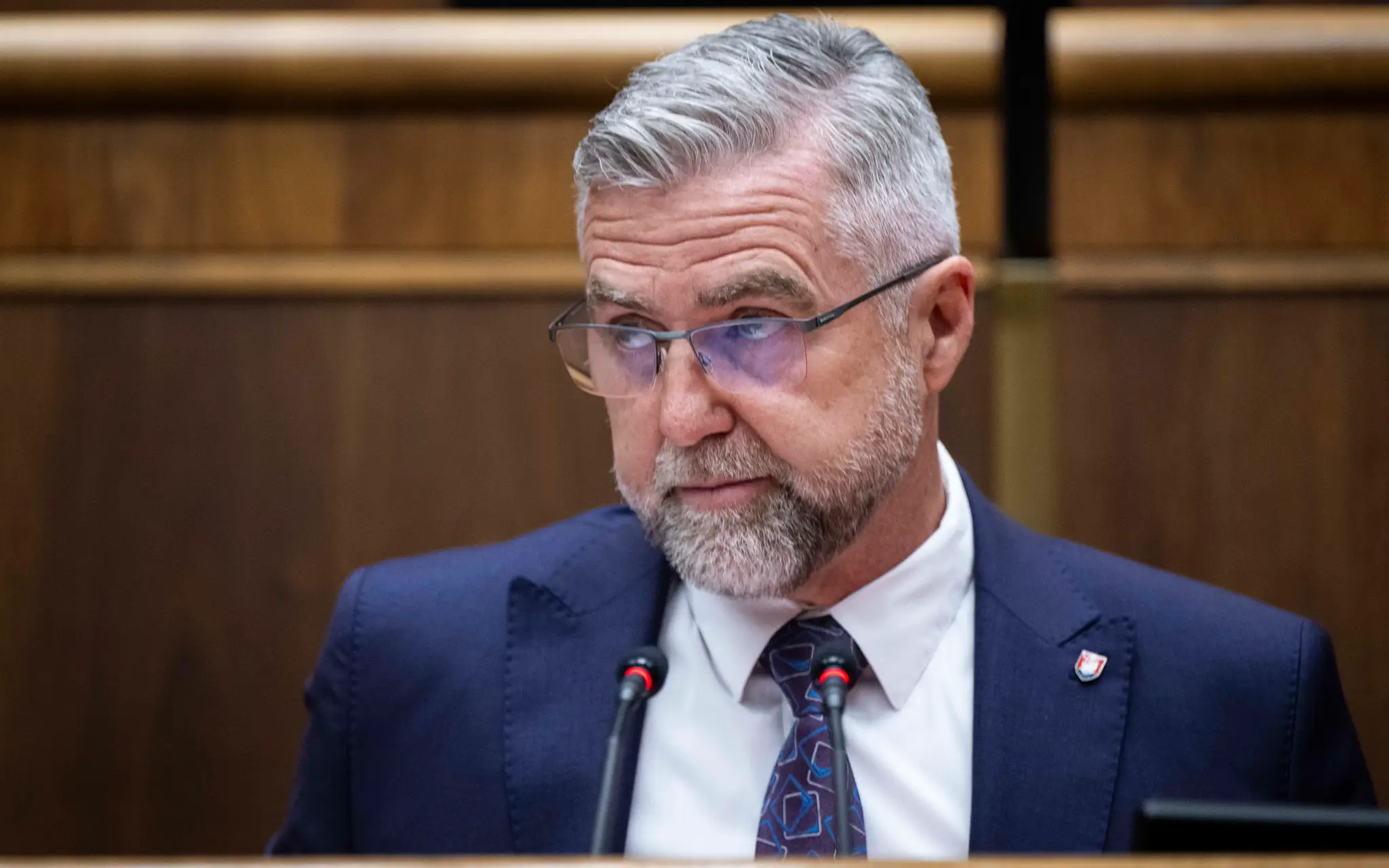 Na snímke podpredseda NR SR Tibor Gašpar (Smer-SD) prichádza na rokovanie schôdze NRSR k odvolávaniu vlády premiéra.