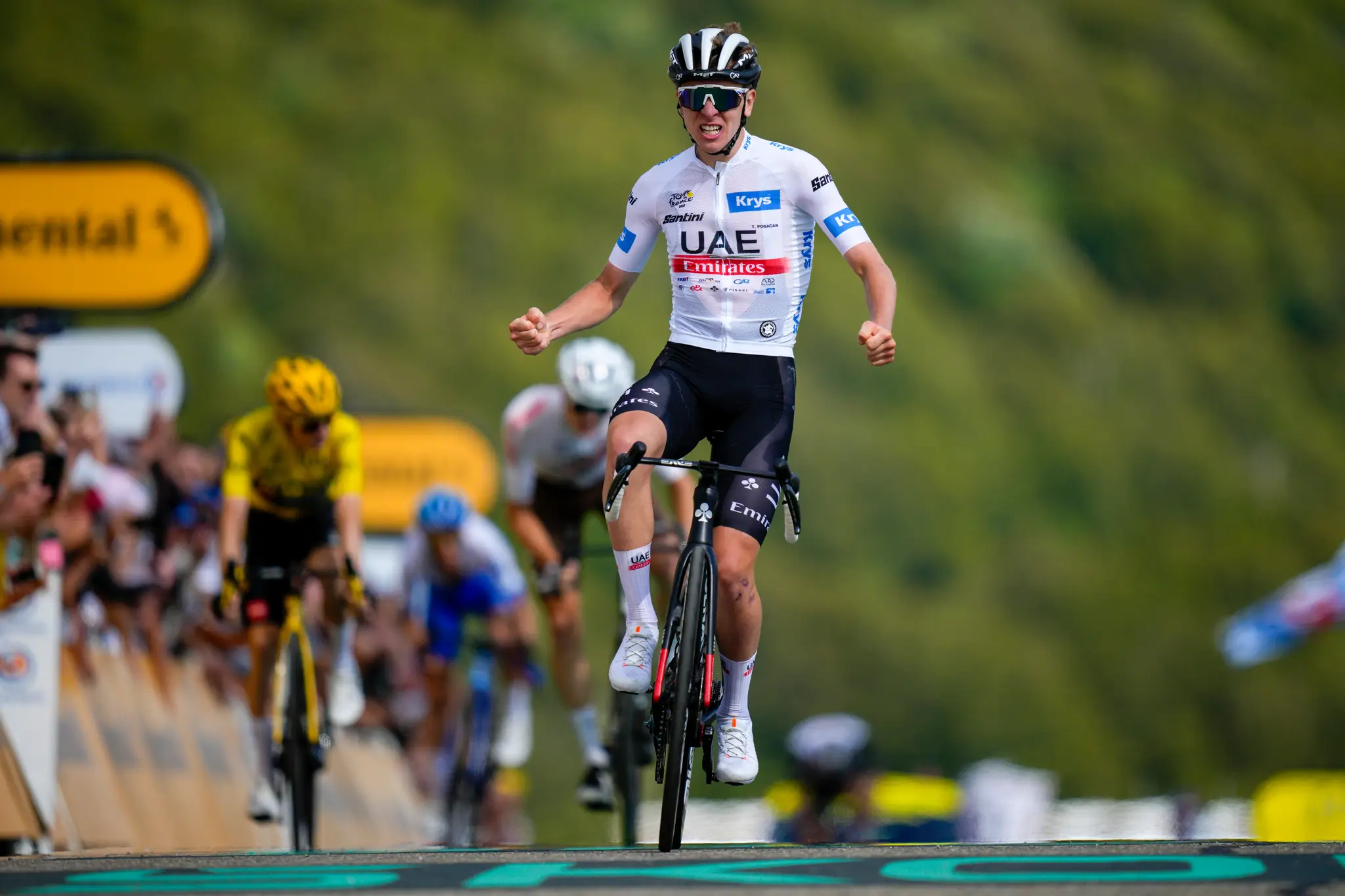 Tadej Pogačar (UAE Team Emirates) víťazí v 20. etape pretekov Tour de France