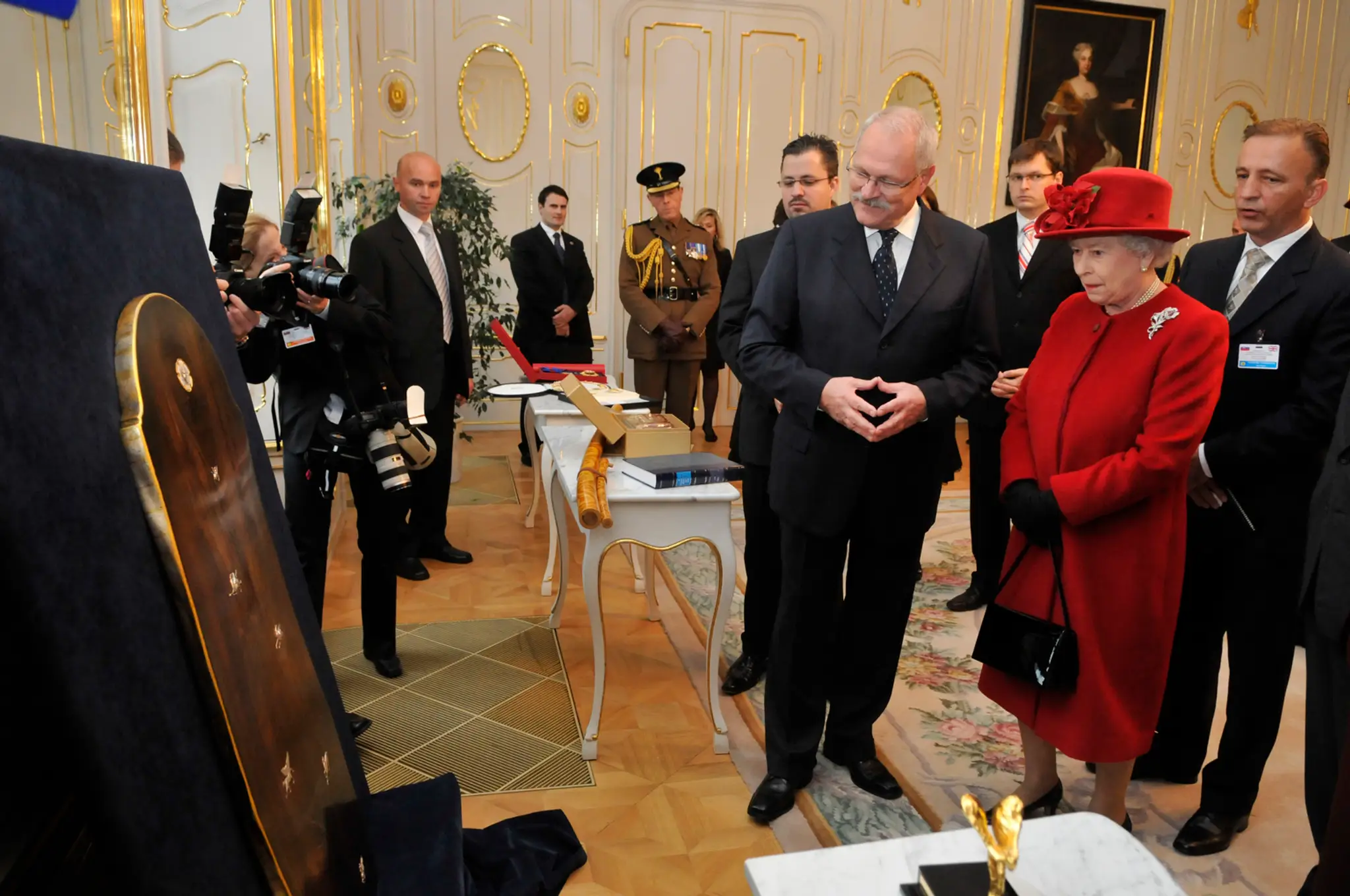 Kráľovná Alžbeta II. si prezerá dary, ktoré dostala od prezidenta Ivana Gašparoviča.