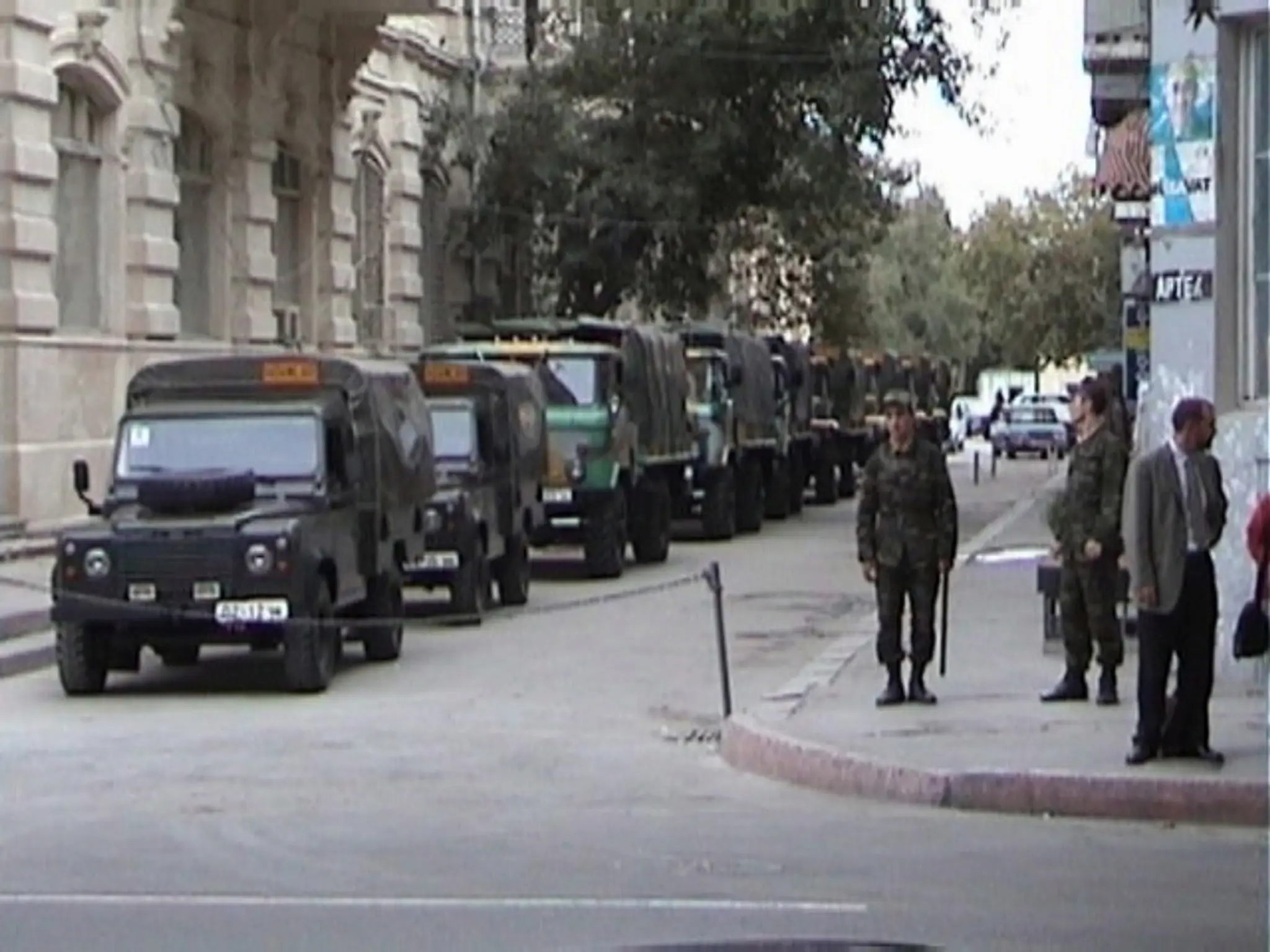 Zásah polície počas protestu po prezidentských voľbách v Baku pred sídlom opozičnej strany Musavat.