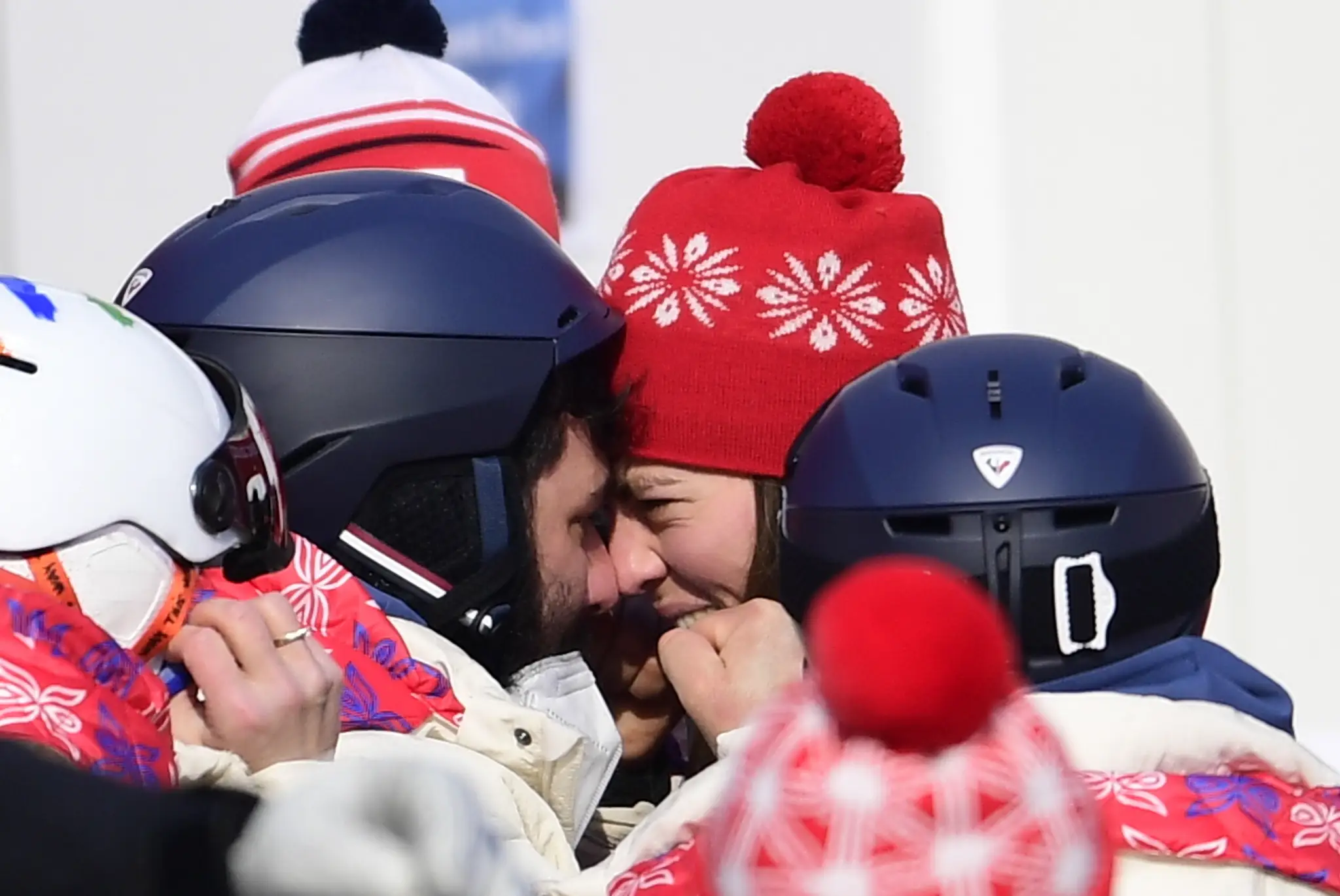 Uprostred slovenská lyžiarka Petra Vlhová oslavuje v cieli s bratom Borisom Vlhom zlato v slalome na ZOH 2022.