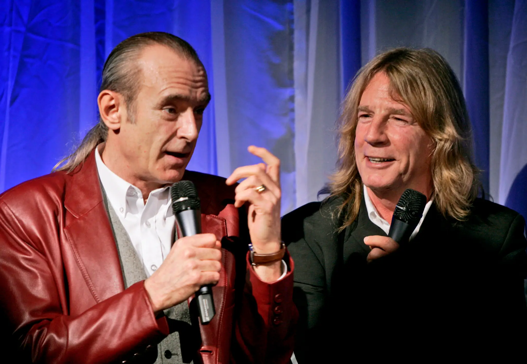 Členovia skupiny Status Quo Francis Rossi a Rick Parfitt (vpravo) na archívnej fotke z roku 2005. Kapela vtedy oslavovala 40 rok