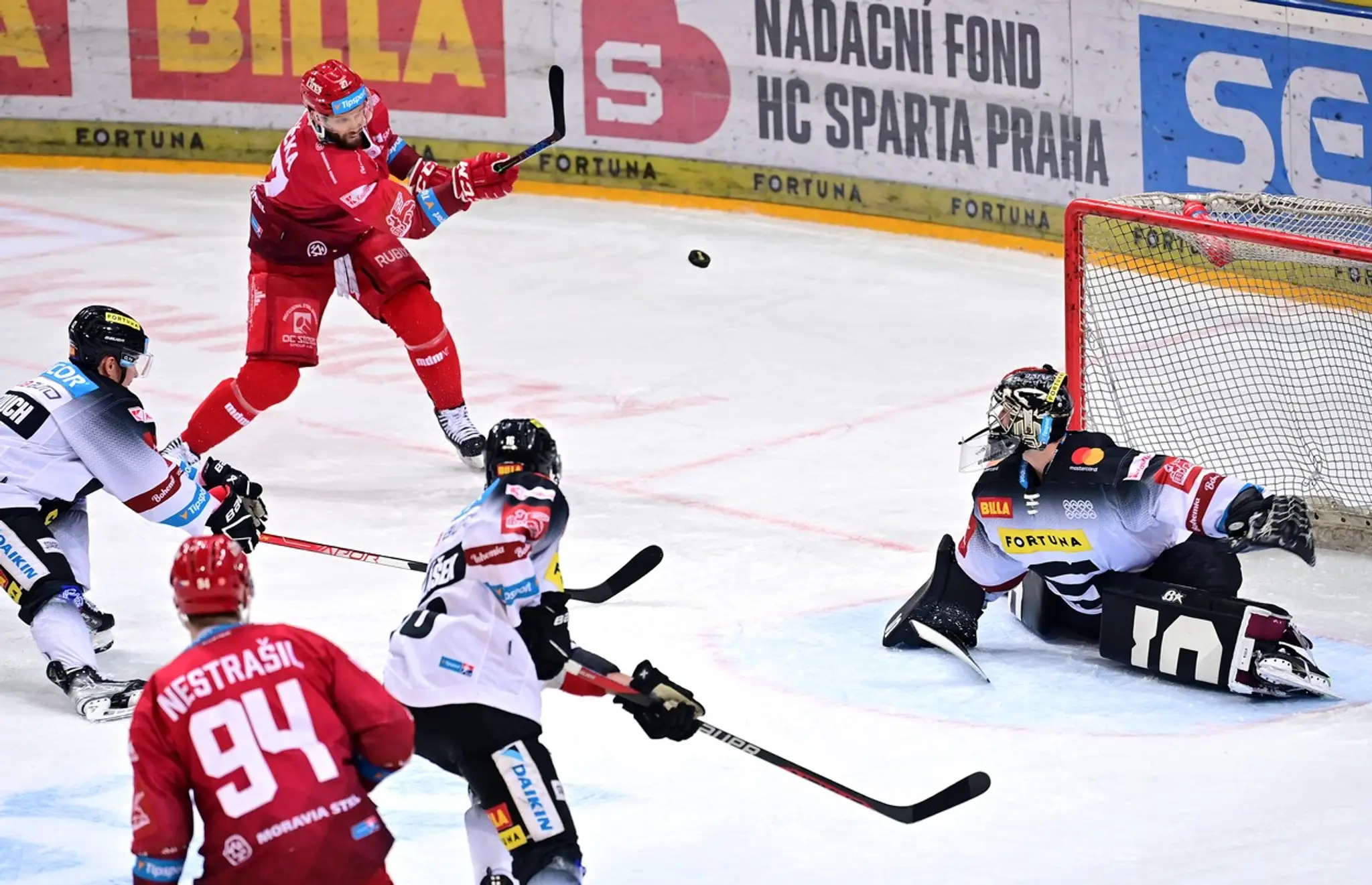 Na snímke hokejisti Třinca a Sparty Praha počas štvrťfinále play off českej extraligy.