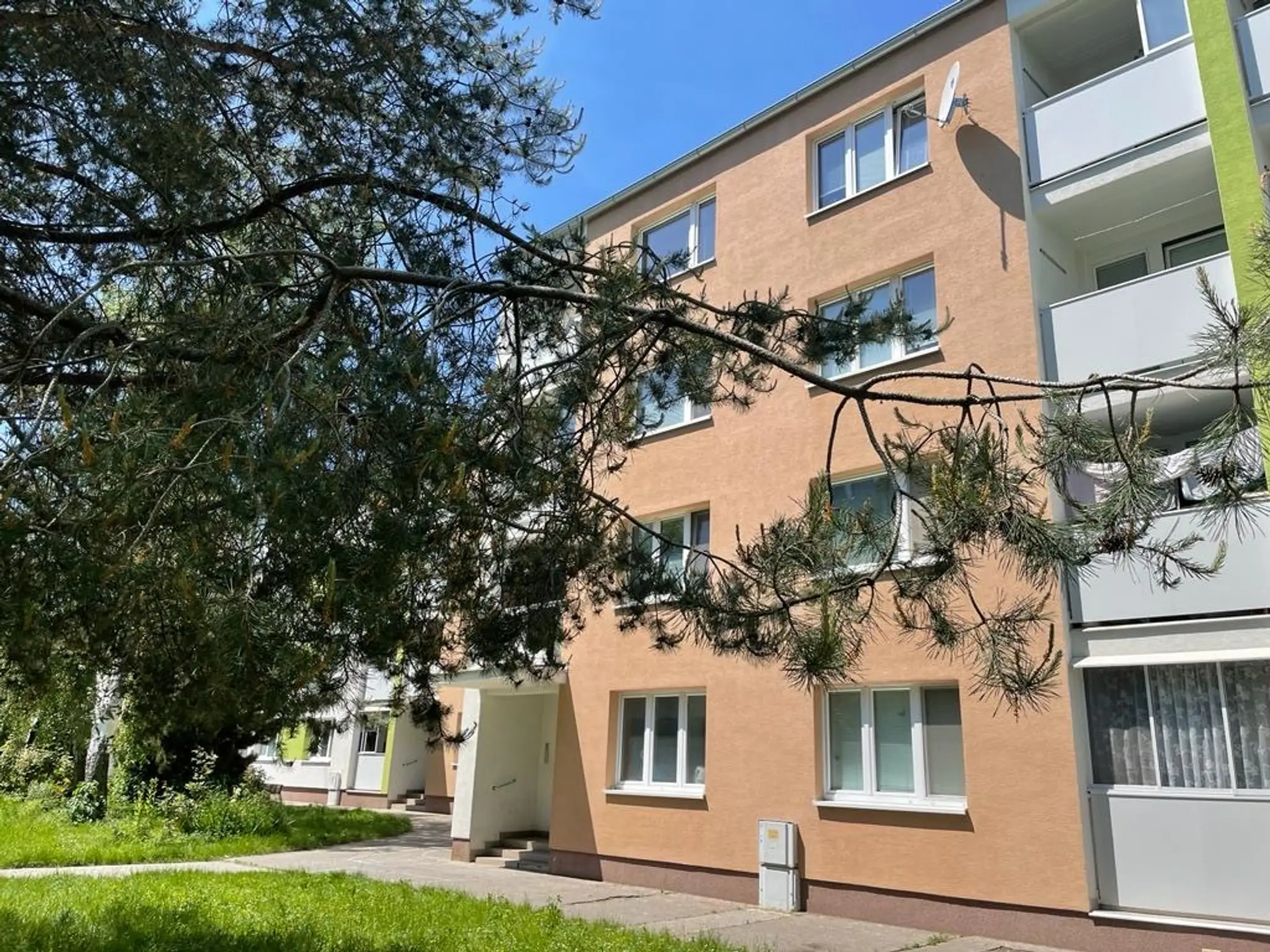 Bytovka, z ktorej z okna na najvyššom poschodí vypadol chlapec.