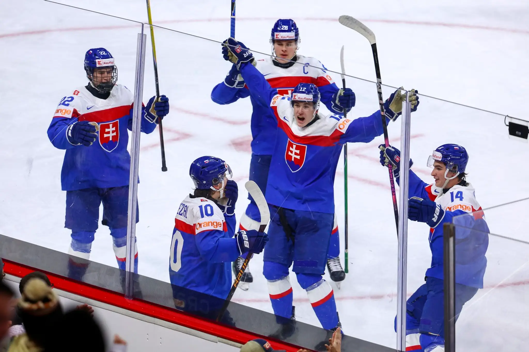 Slovenskí reprezentanti do 20 rokov oslavujú gól