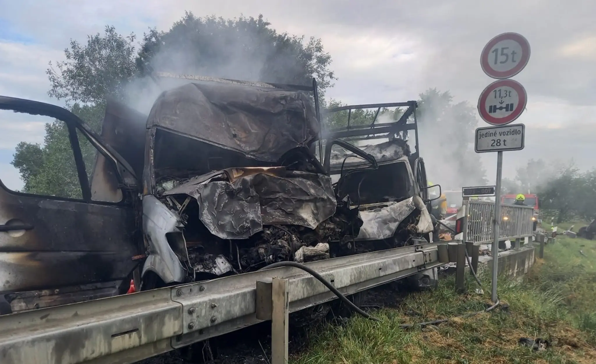 Vodič dodávky mal len 20 rokov, známa je možná príčina nehody. Tragická zrážka pri Kolárove má štyri obete
