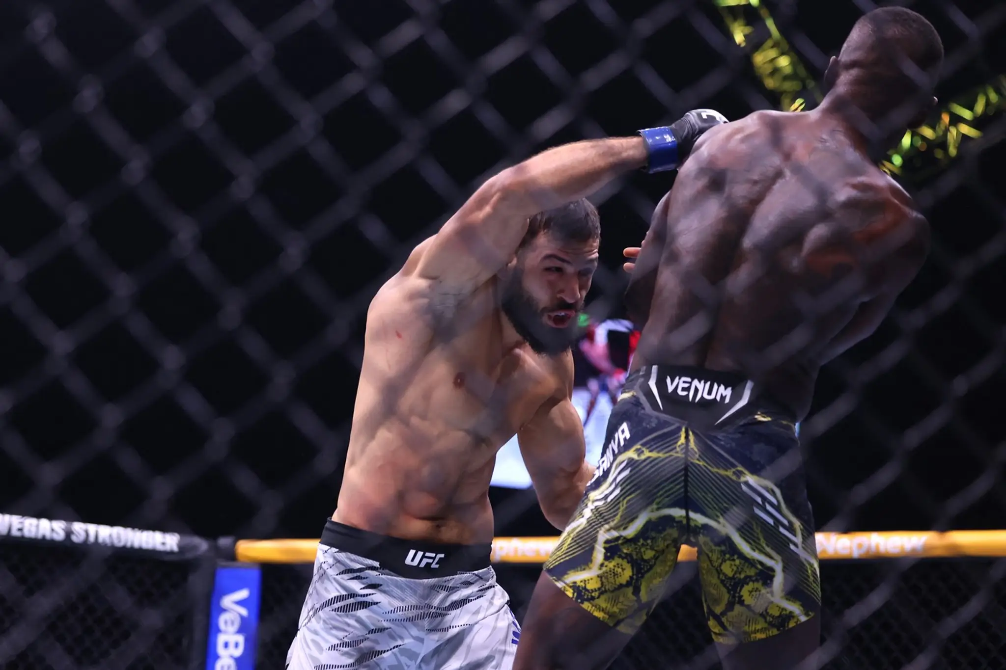 Israel Adesanya a Nassourdine Imavov v súboji
