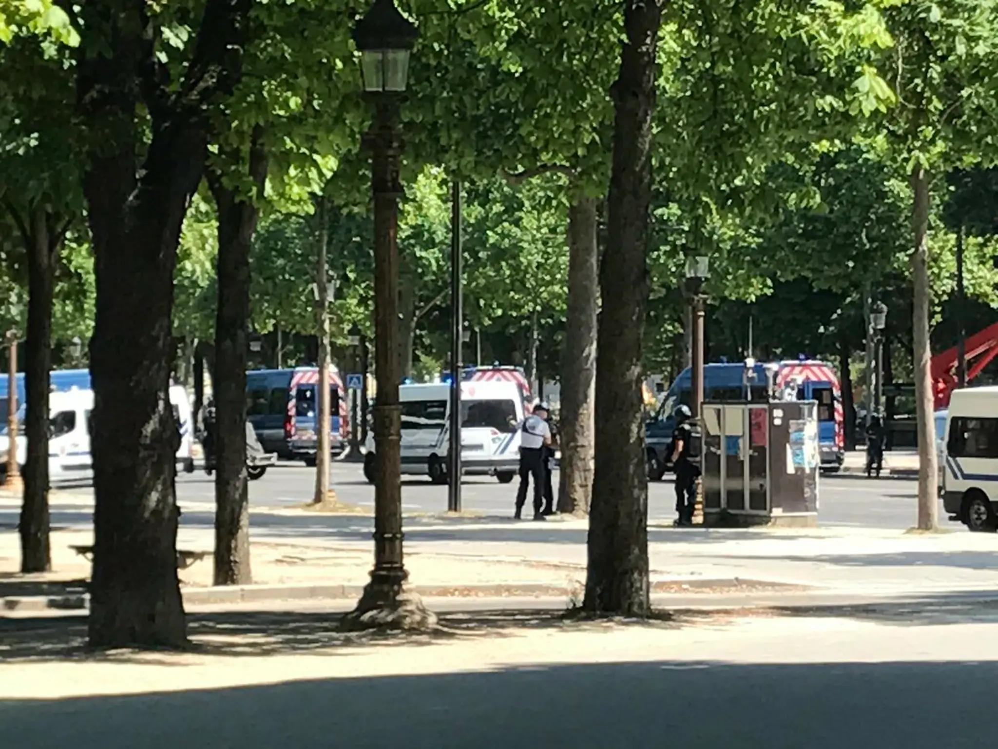 Na mieste prebieha policajná operácia.
