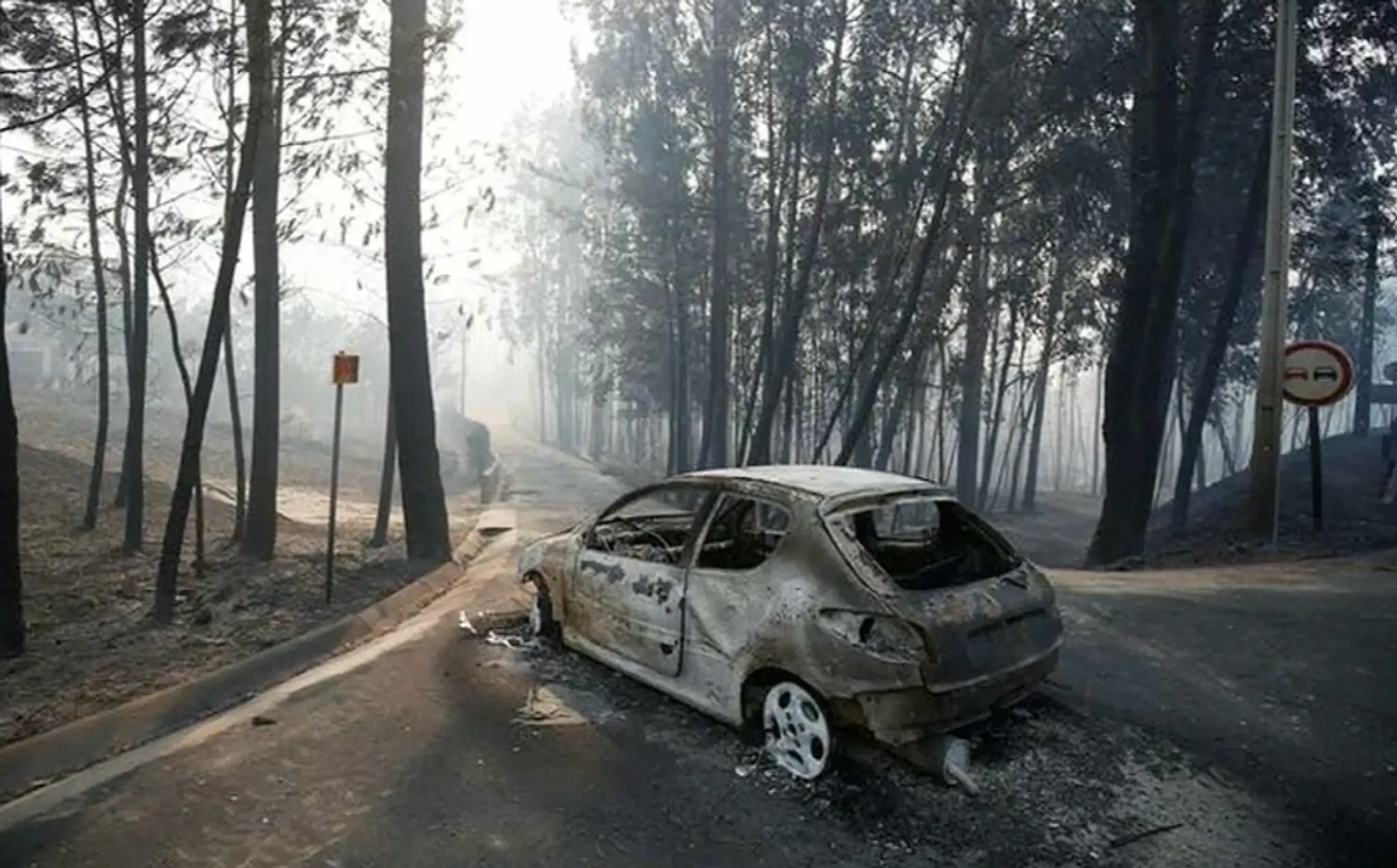 Aj toto auto zostalo uväznené v horiacom pekle v Portugalsku