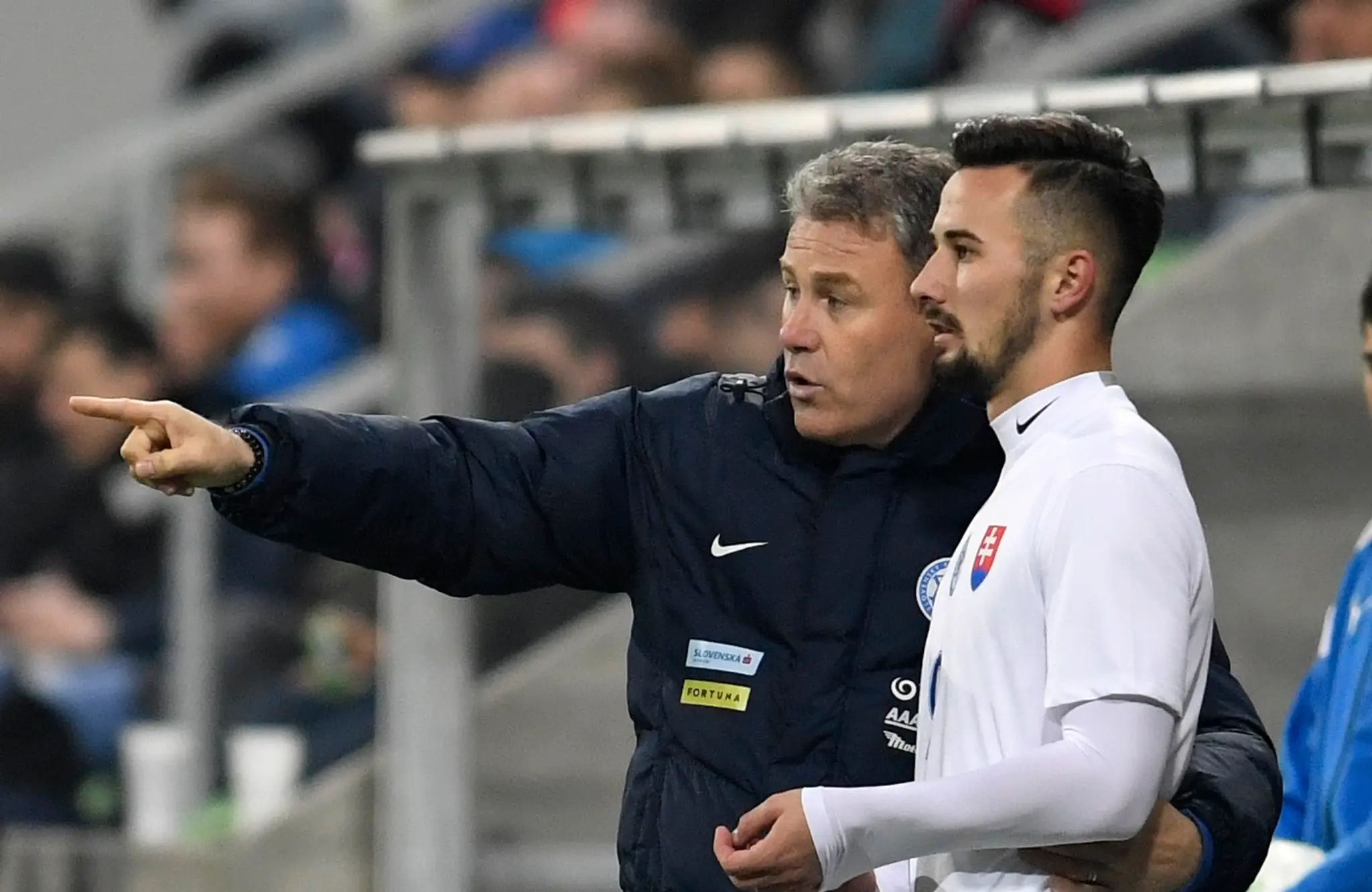Tréner Pavel Hapal s hráčom Tomášom Vestenickým  v prípravnom zápase hráčov do 21 rokov Česko - Slovensko.