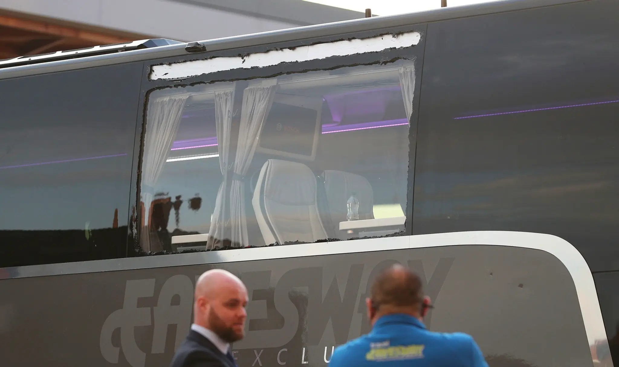 Autobus Realu Madrid po útoku fanúšikov Liverpoolu.