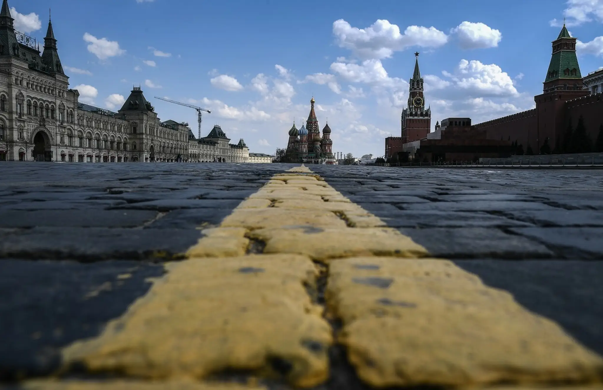 Nákladiak vysýpa telá mŕtvych noriek pri areáli dánskej armády v meste Holstebro. ( 9. November 2020)
