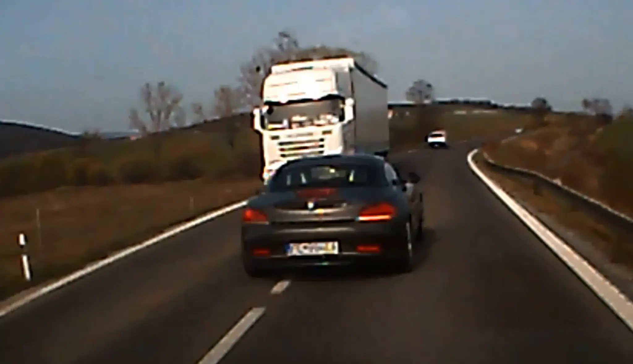 Auto sa tesne vyhlo kamiónu