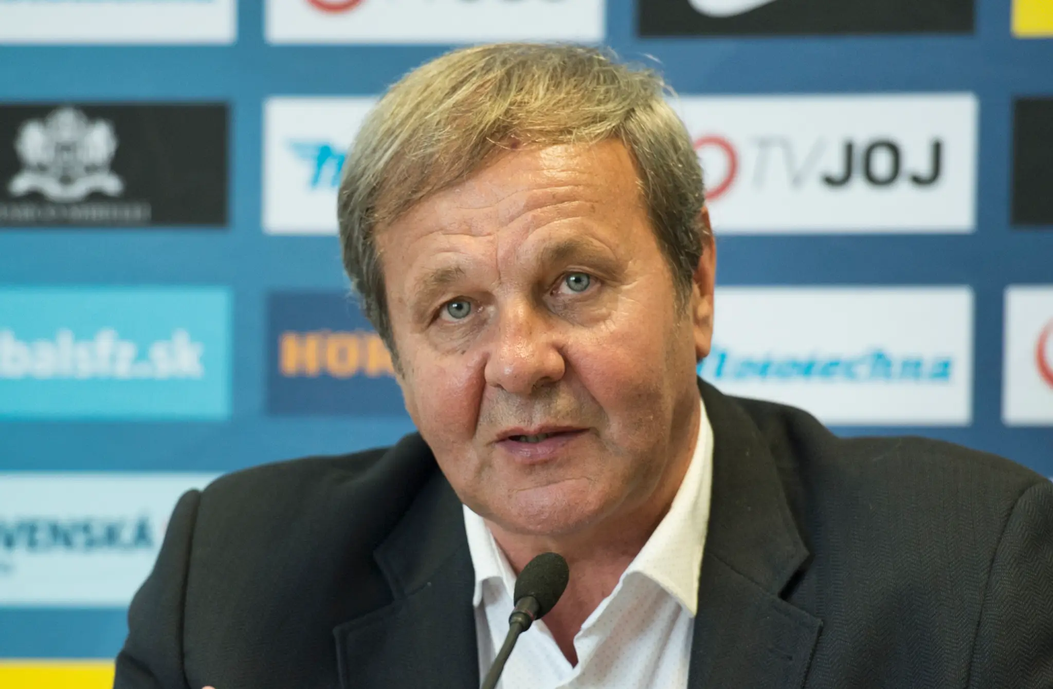 Tréner slovenskej futbalovej reprezentácie Ján Kozák počas tlačovej konferencie.