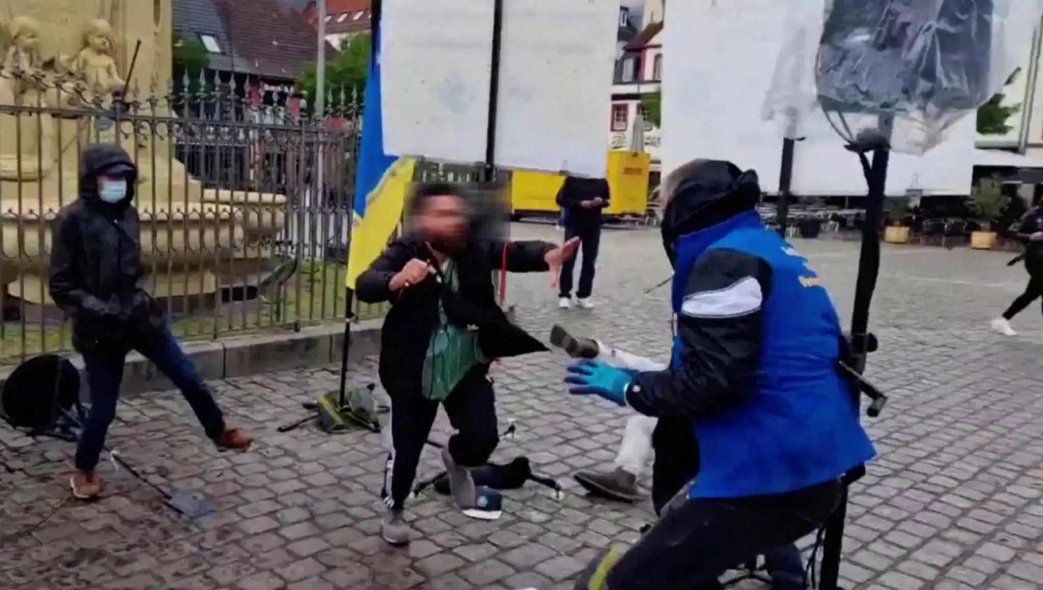 Útočník s nožom zranil v Mannheime niekoľko ľudí.