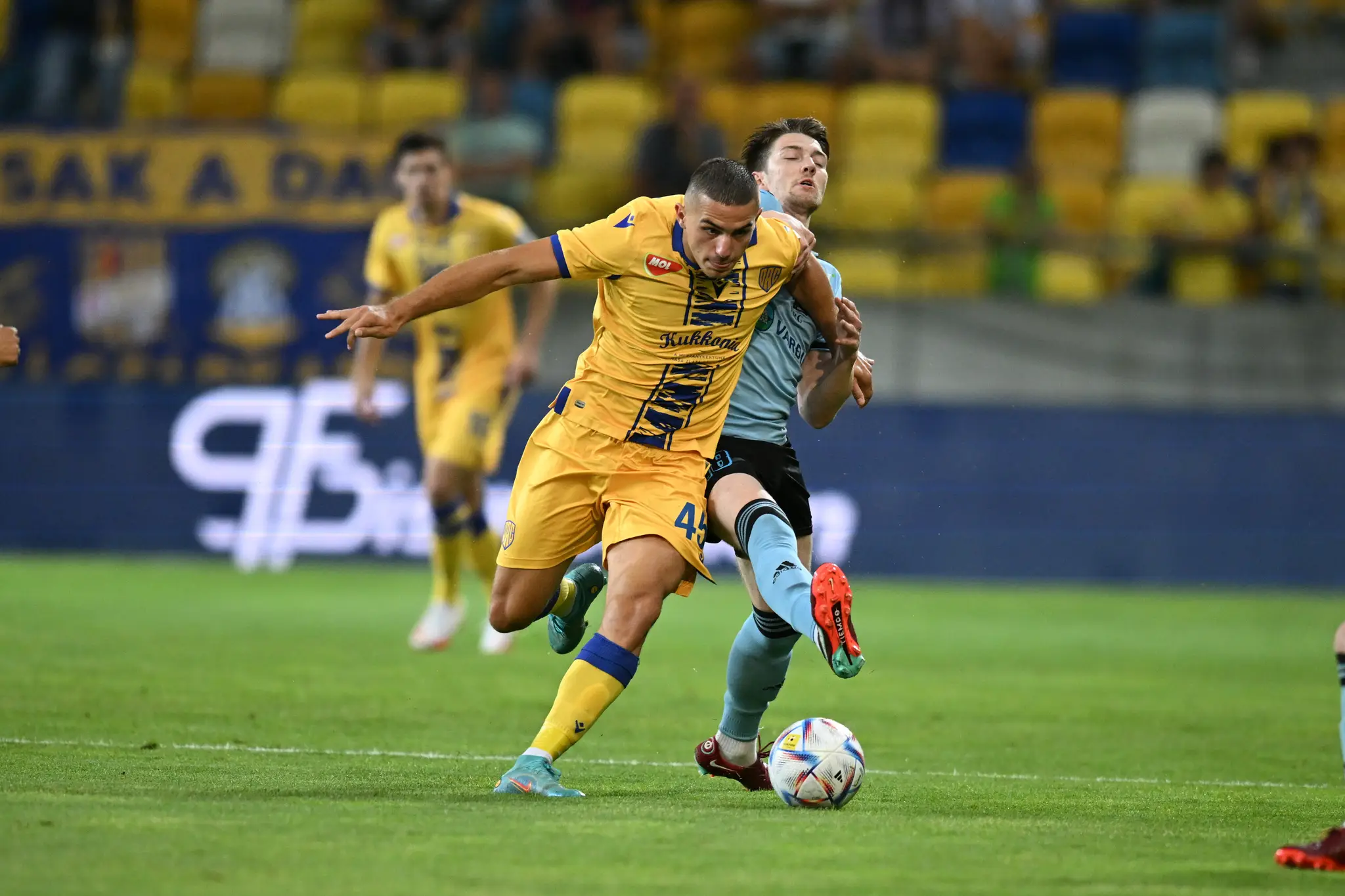 Na snímke v popredí hráč DAC Nikola Krstovič, v pozadí Arnbjorn Svensson (Víkingur) v odvete 2. predkola Európskej konferenčnej ligy.