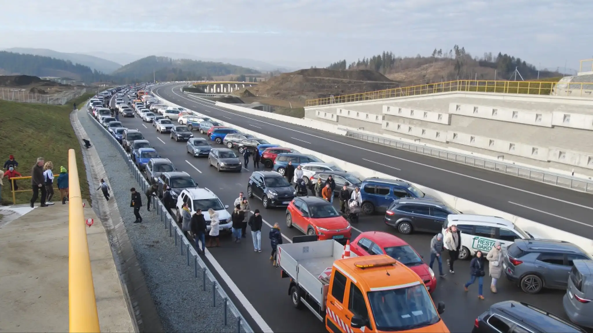 Kolóny počas vianočných trhov pred tunelom Višňové.