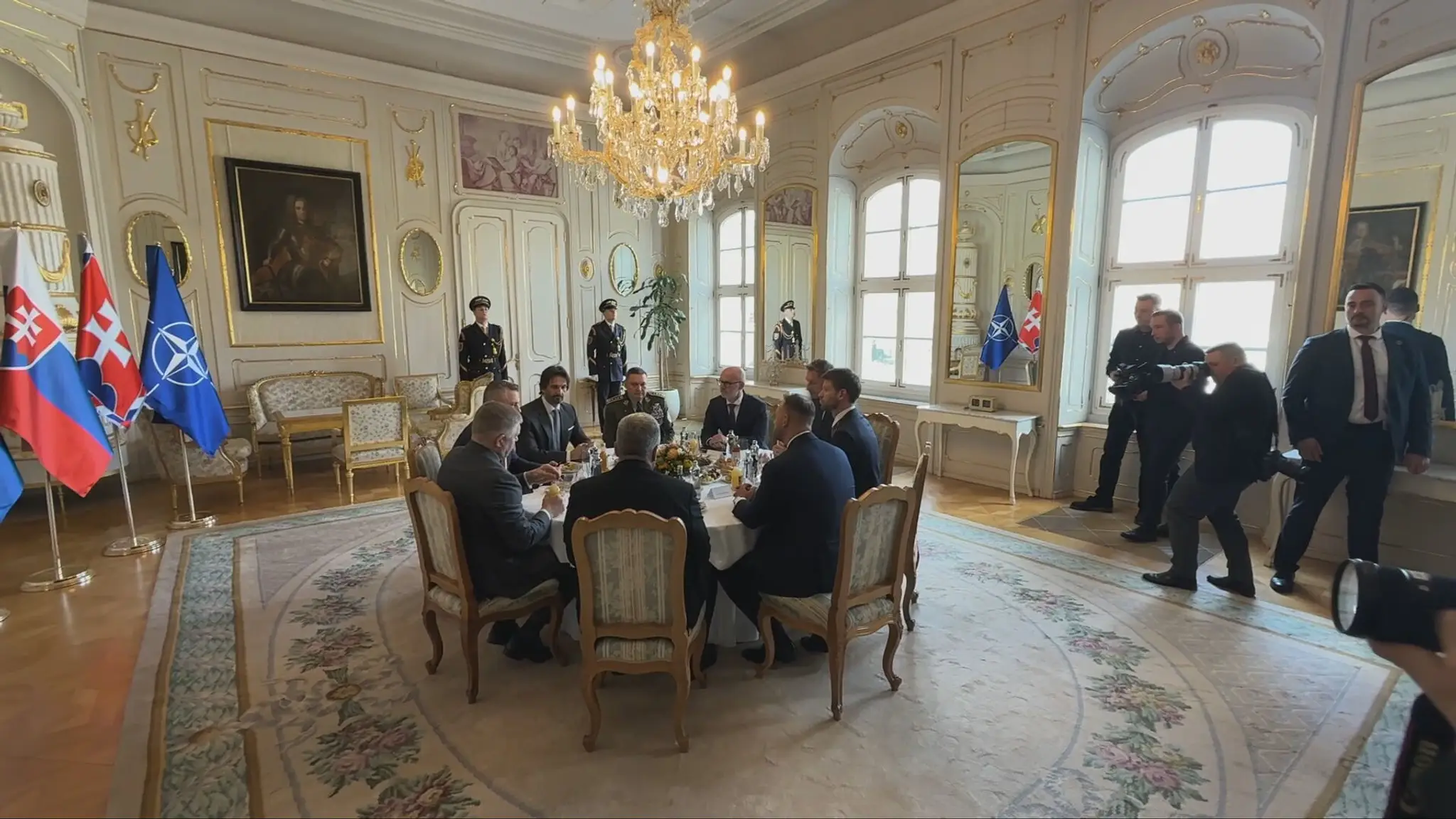Okrúhly stôl parlamentných strán 