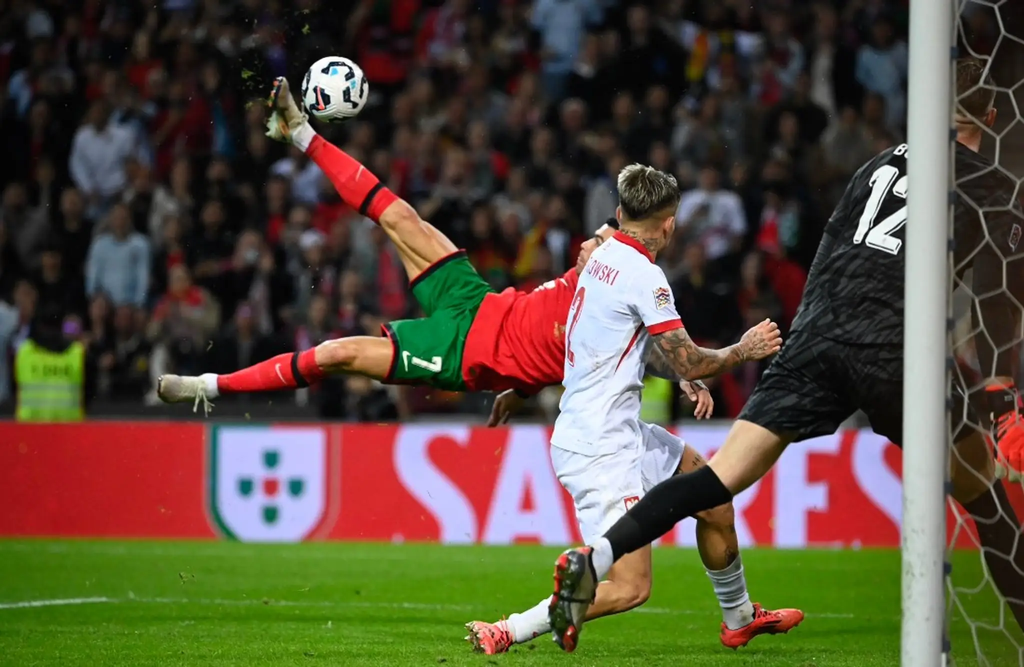 Cristiano Ronaldo strieľa nožnice ako 39-ročný