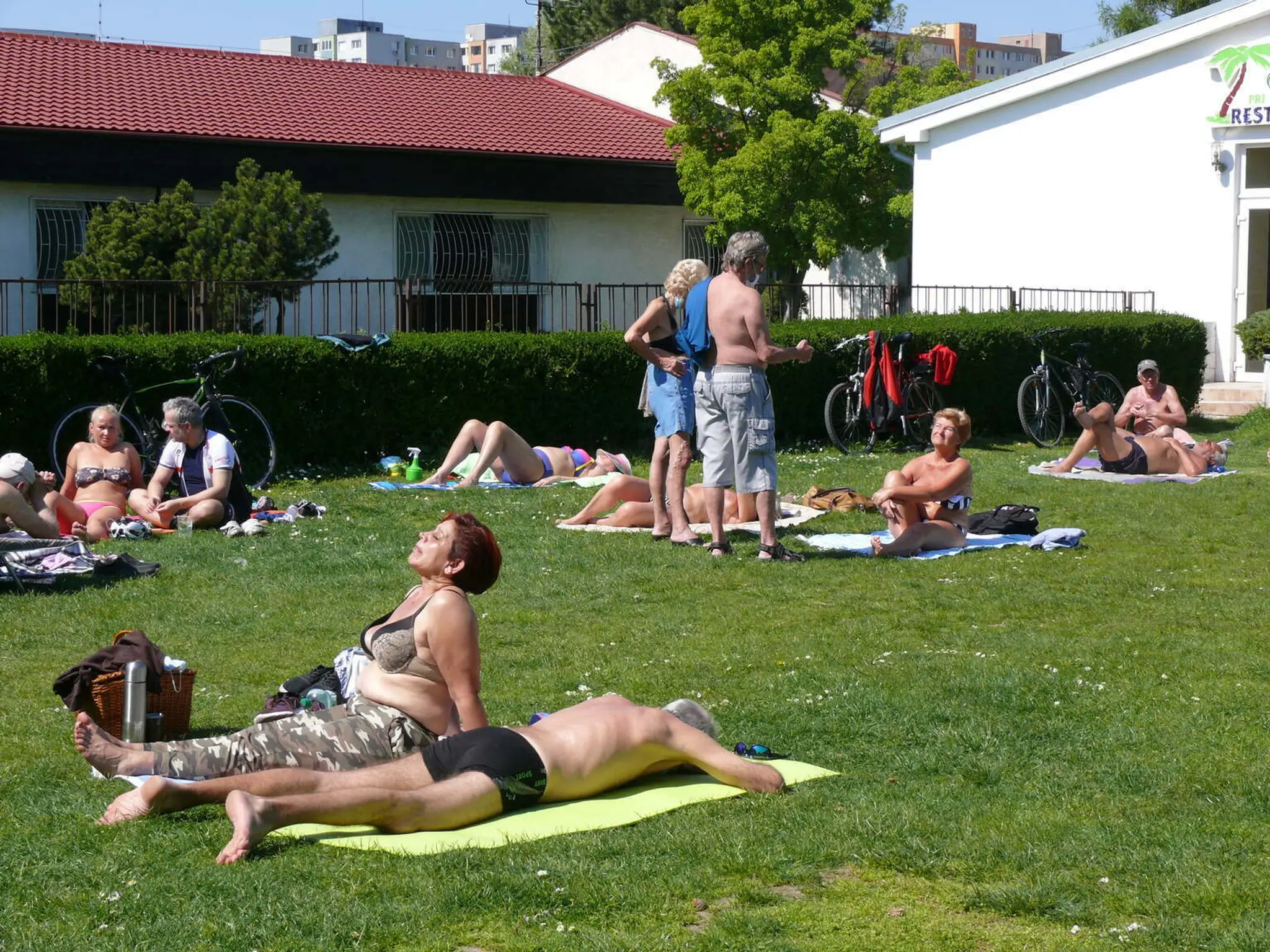 Seniori sa opaľujú bez rúšok na Veľkom Draždiaku