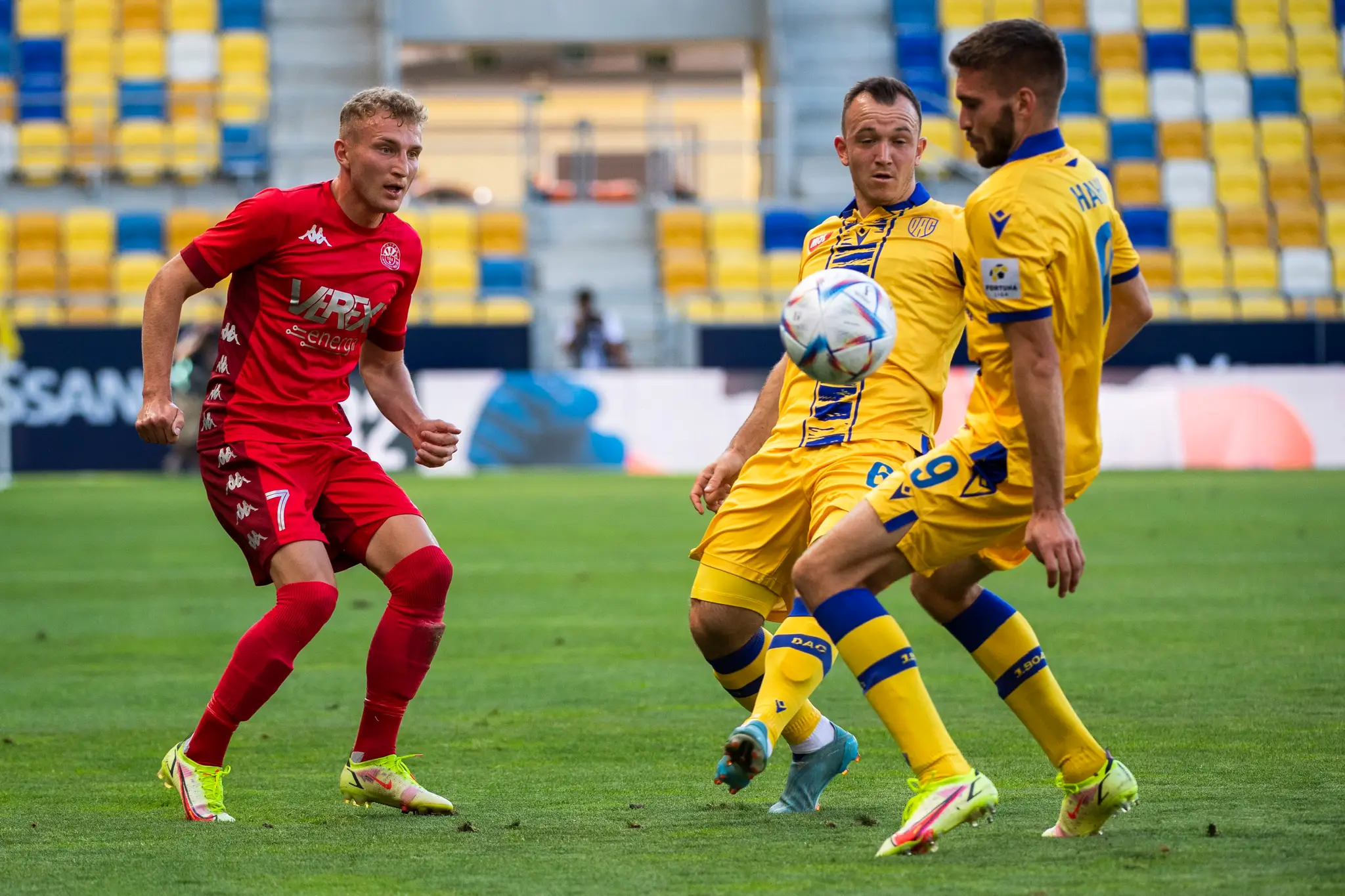 Zľava Adrián Kačerík (Liptovský Mikuláš), Miroslav Káčer (Dunajská Streda) a János Csaba Hahn (Dunajská Streda) počas 1. kola Fortuna ligy.