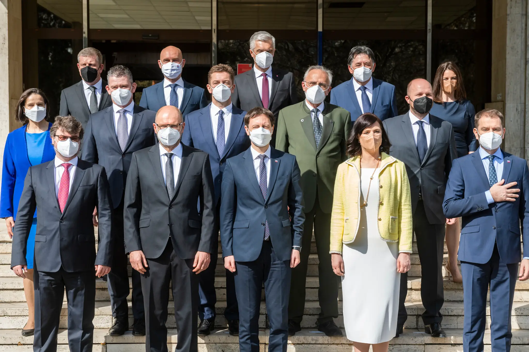 Spoločné fotenie novej vlády E. Hegera na Úrade vlády SR