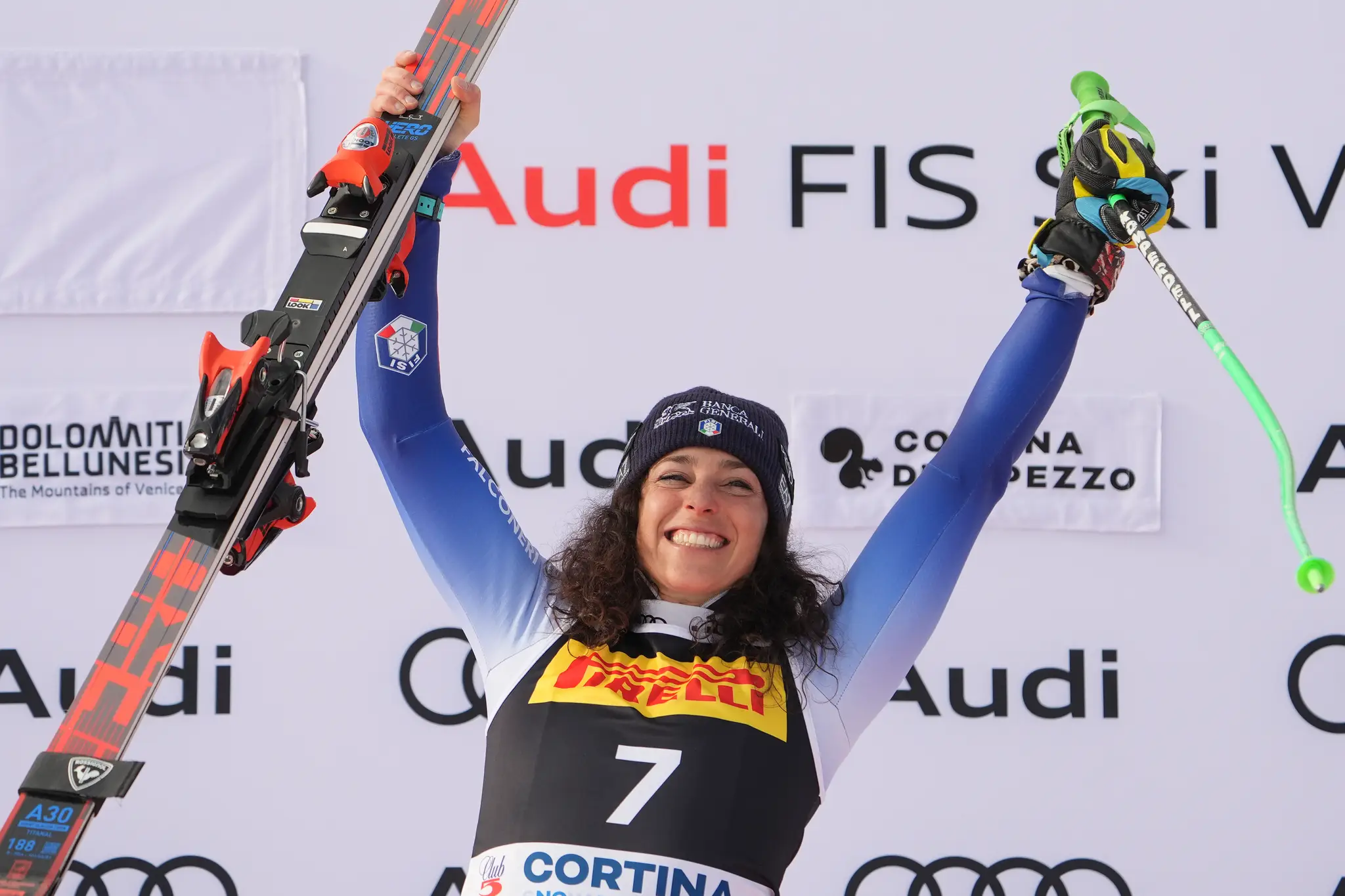 Talianska lyžiarka Federica Brignoneová sa teší z výhry v super-G.
