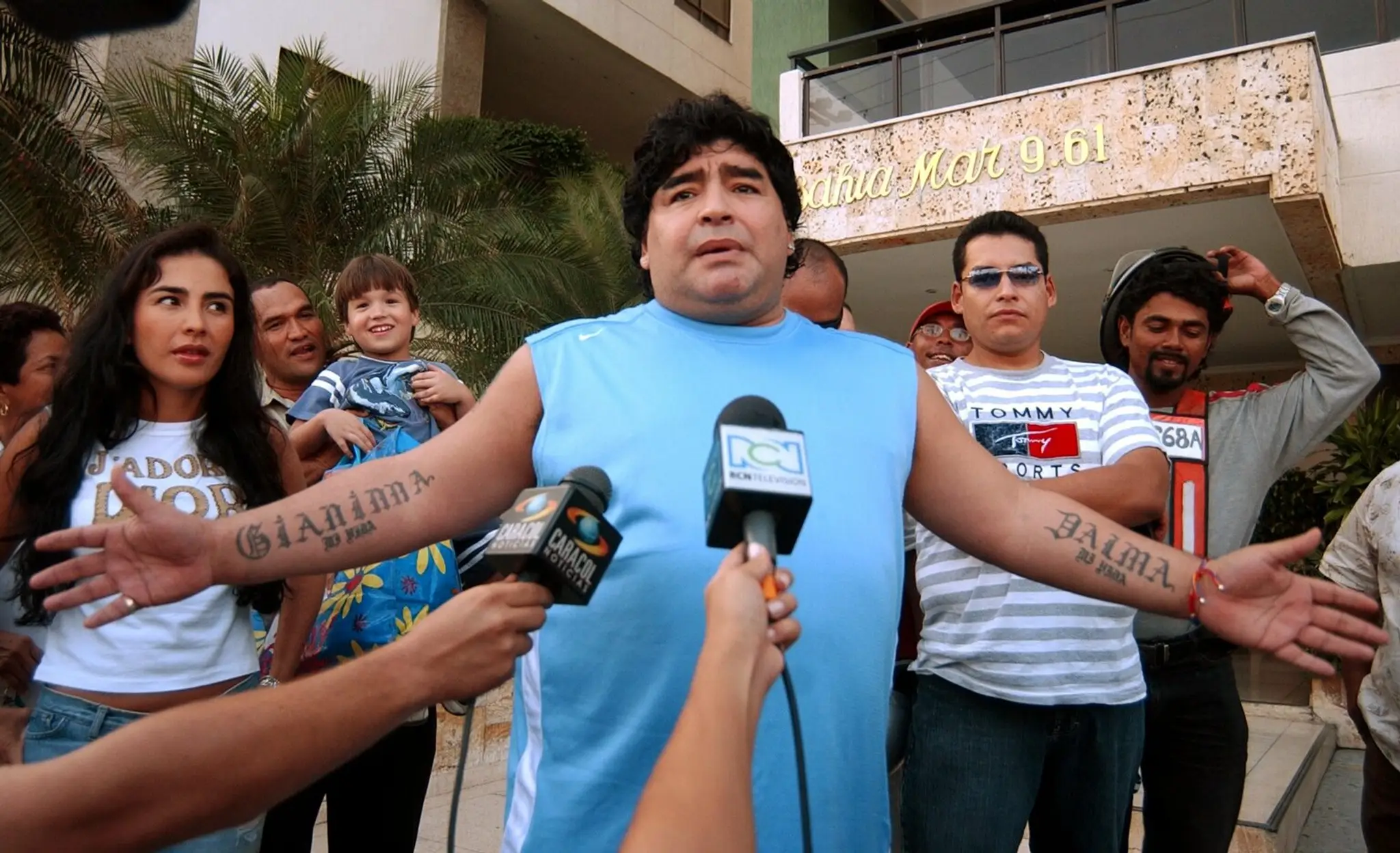 Diego Maradona pózuje pred začiatkom charitatívneho futbalového zápasu v máji 2005.