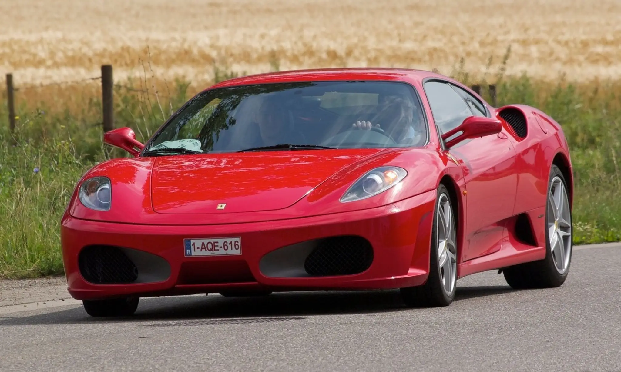Ilustračná snímka červeného Ferrari.