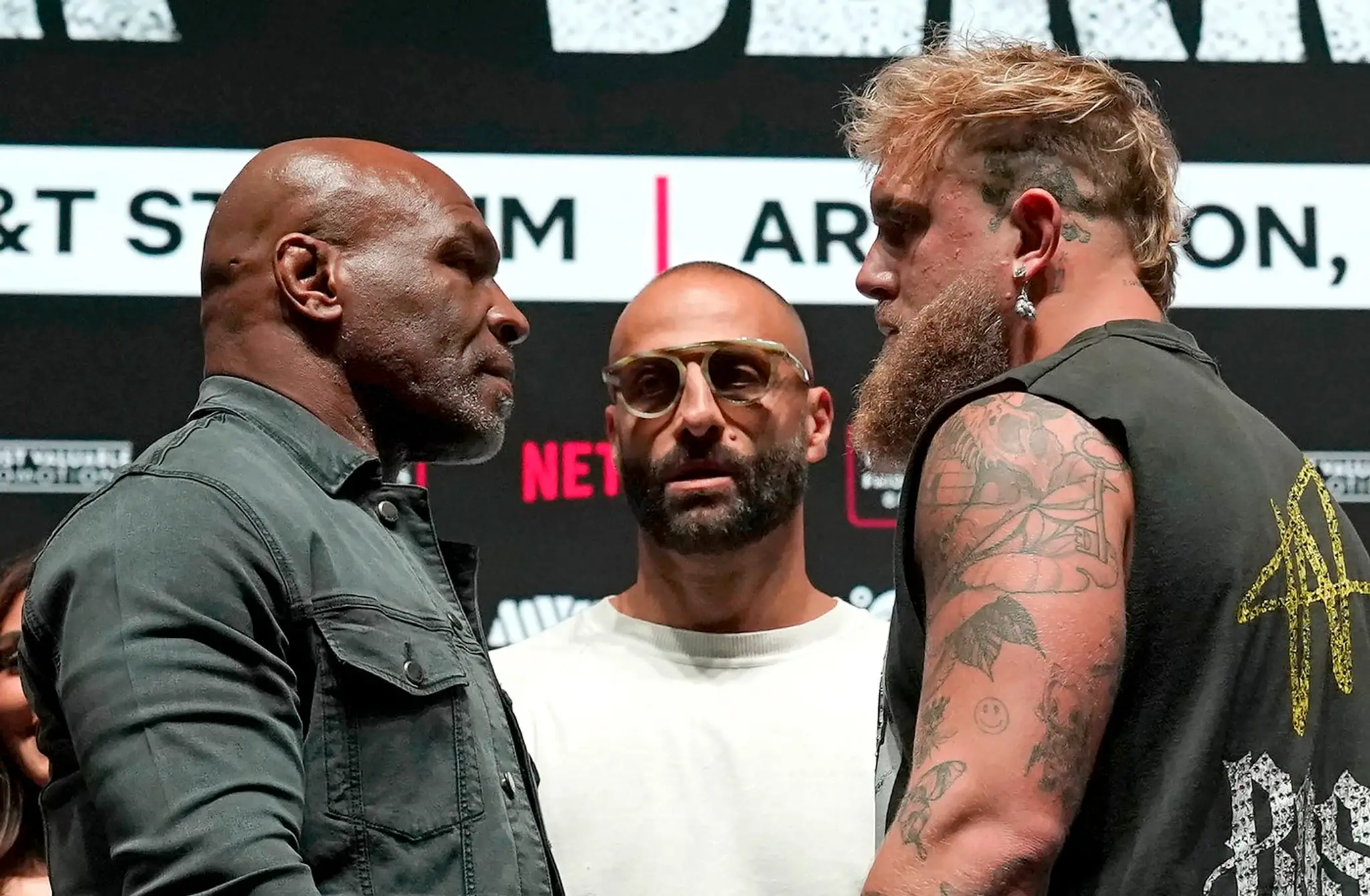 Staredown medzi Mikeom Tysonom a Jakeom Paulom