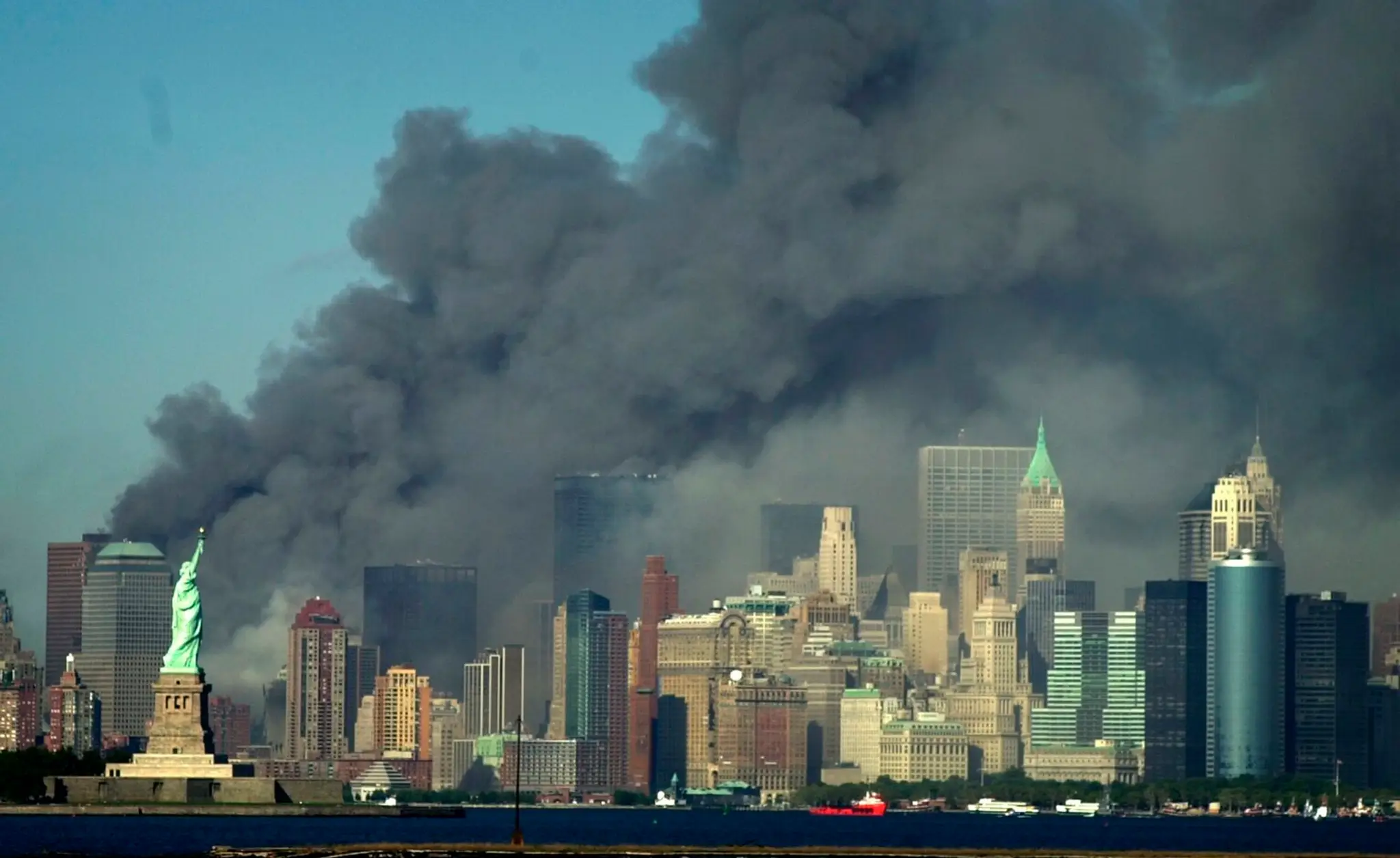 Pohľad na panorámu New Yorku krátko po páde dvojičiek.