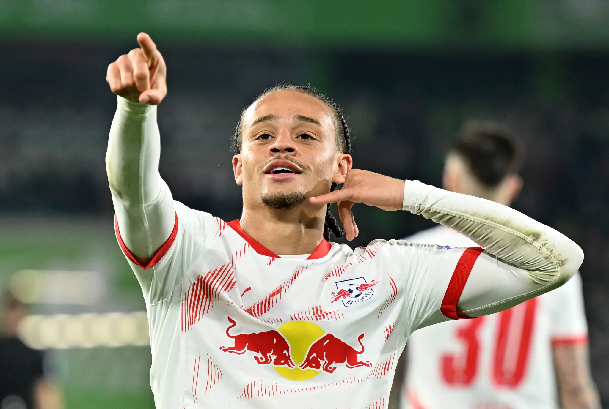 Futbalista Lipska Xavi Simons sa teší z gólu.
