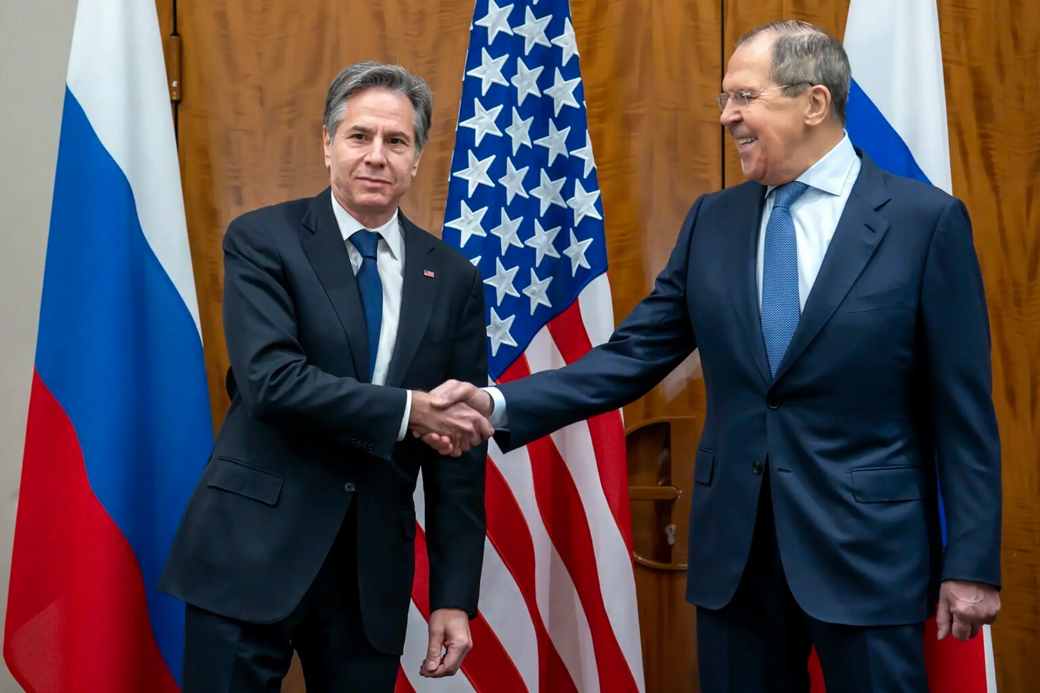 Zľava Antony Blinken a Sergej Lavrov.