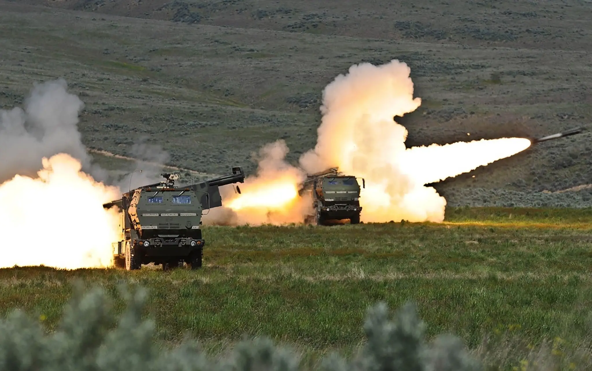 Raketomety HIMARS.