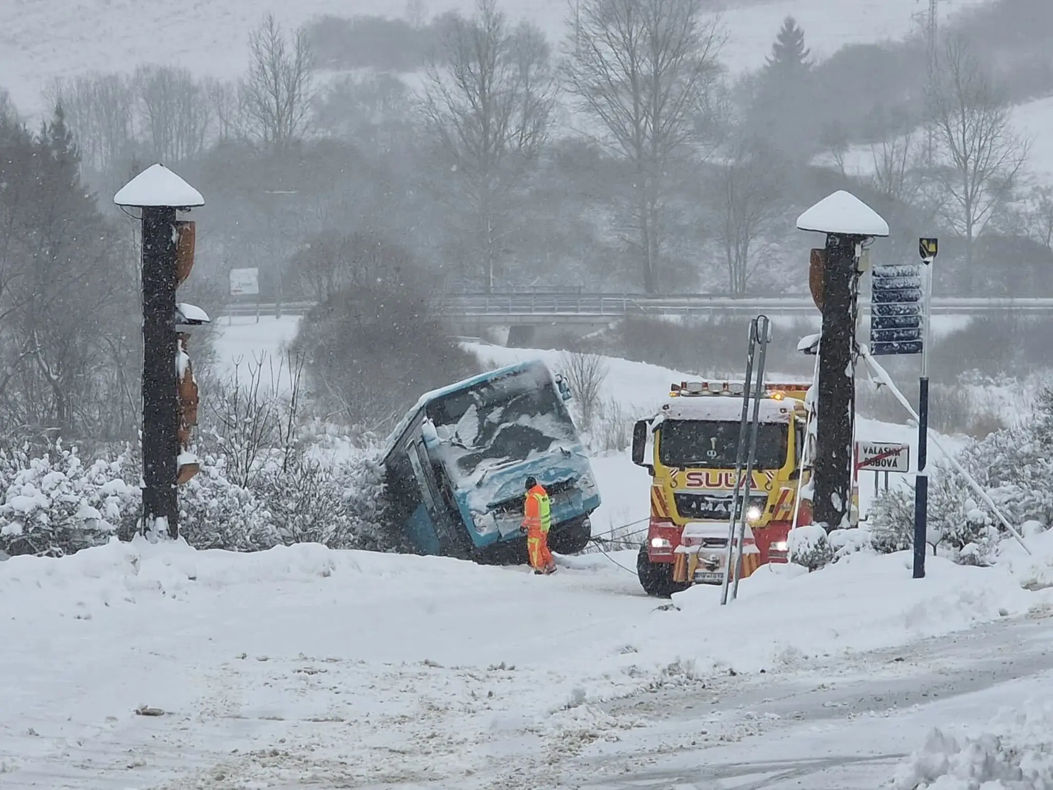 Nehoda autobusu v obci Valaská Dubová.