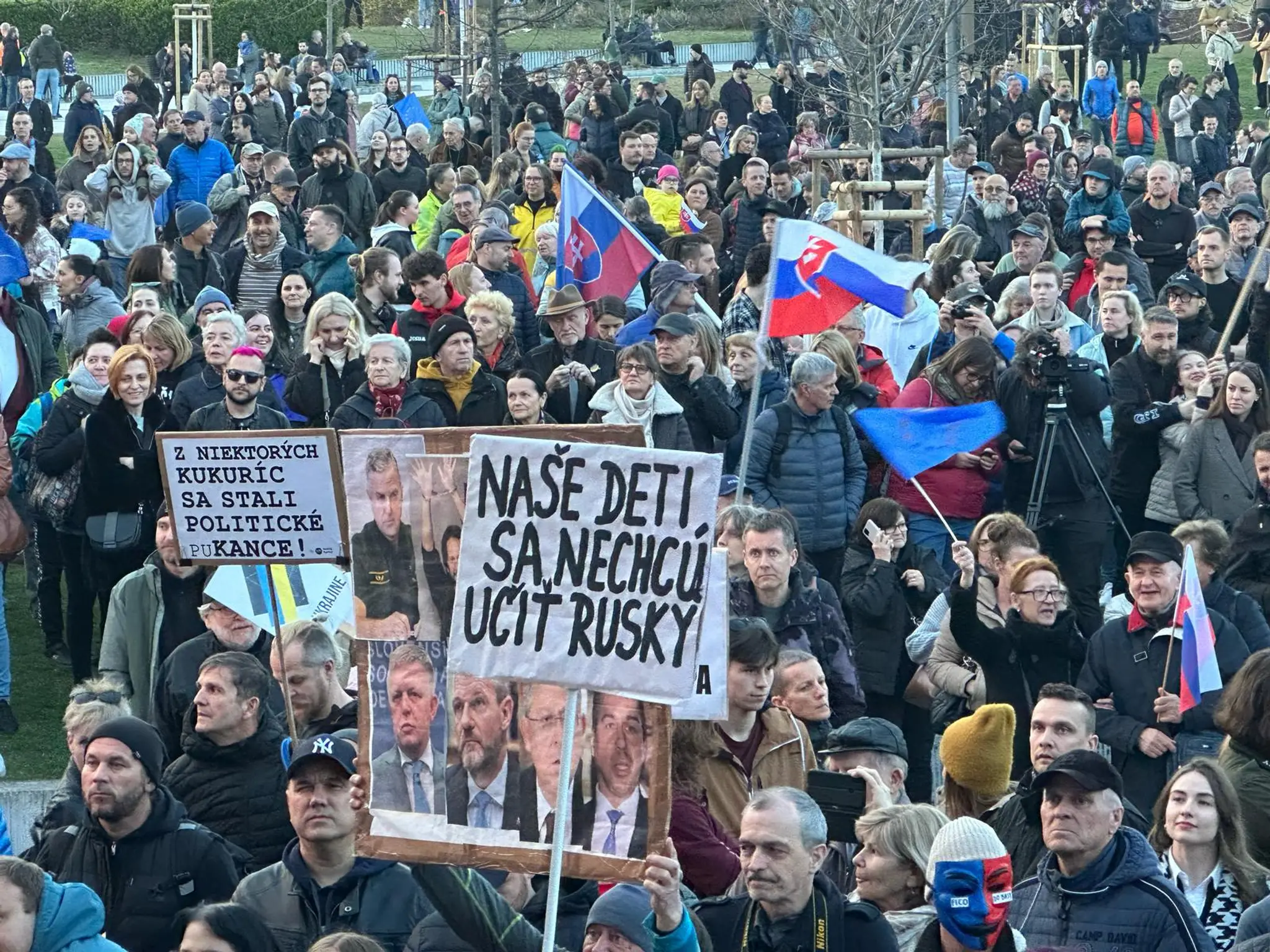 Ľudia protestujú proti vláde