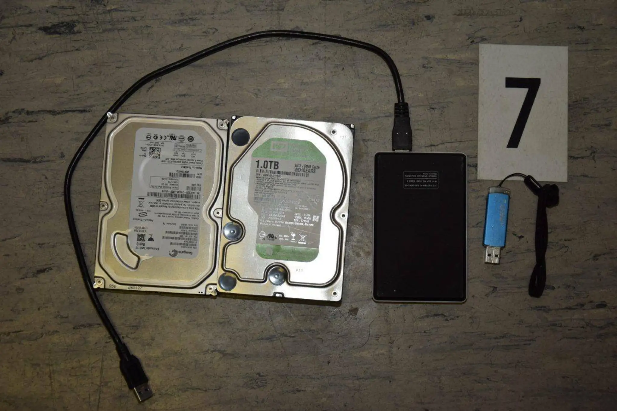 Pevné disky a USB kľúč s detským pornom.