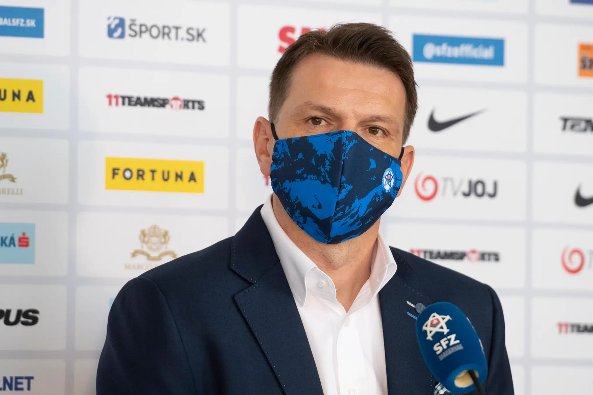 Tréner slovenskej futbalovej reprezentácie Štefan Tarkovič počas tlačovej konferencie.