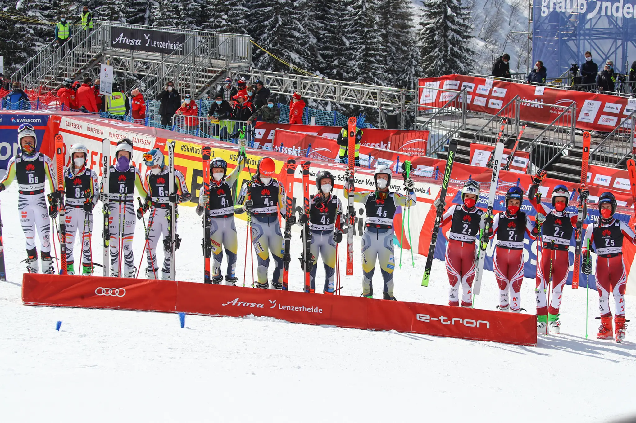 Nórski lyžiari (uprostred) sa stali  víťazmi paralelnej súťaže tímov vo finále Svetového pohára vo švajčiarskom Lenzerheide.