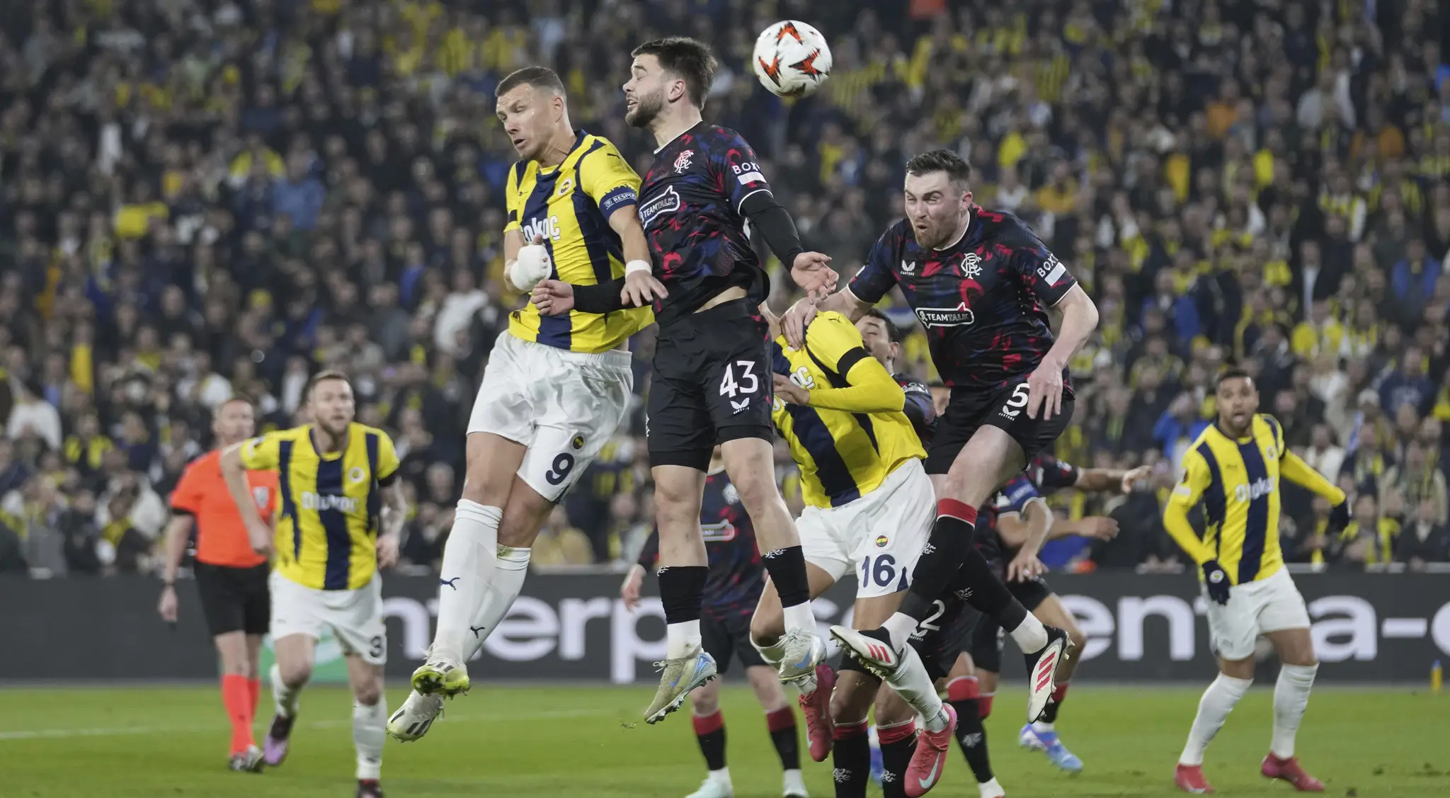 Fenerbahce (v žlto-modro-bielom) doma vybuchlo s Glasgowom. 