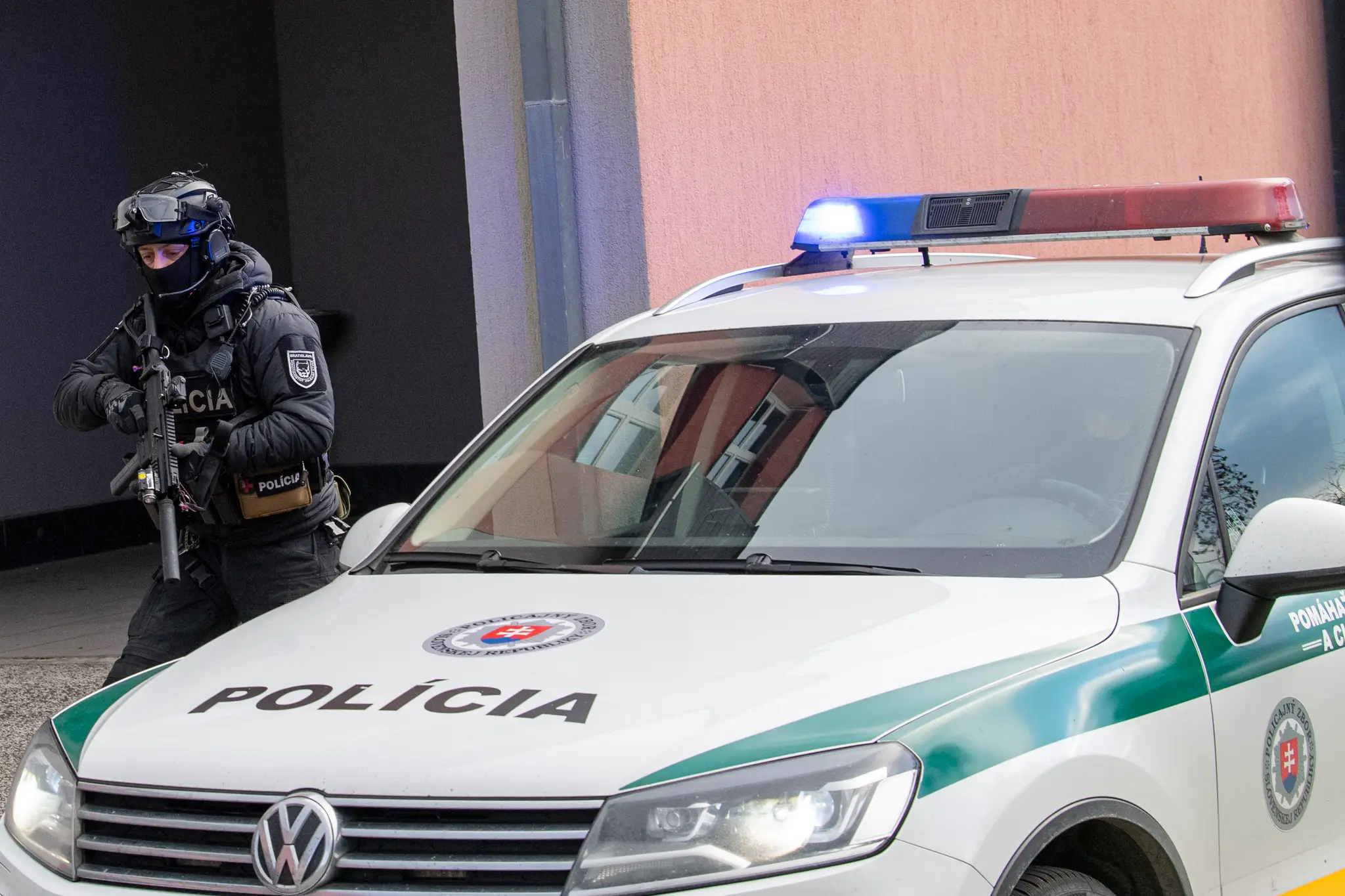 Policajné auto a kukláč