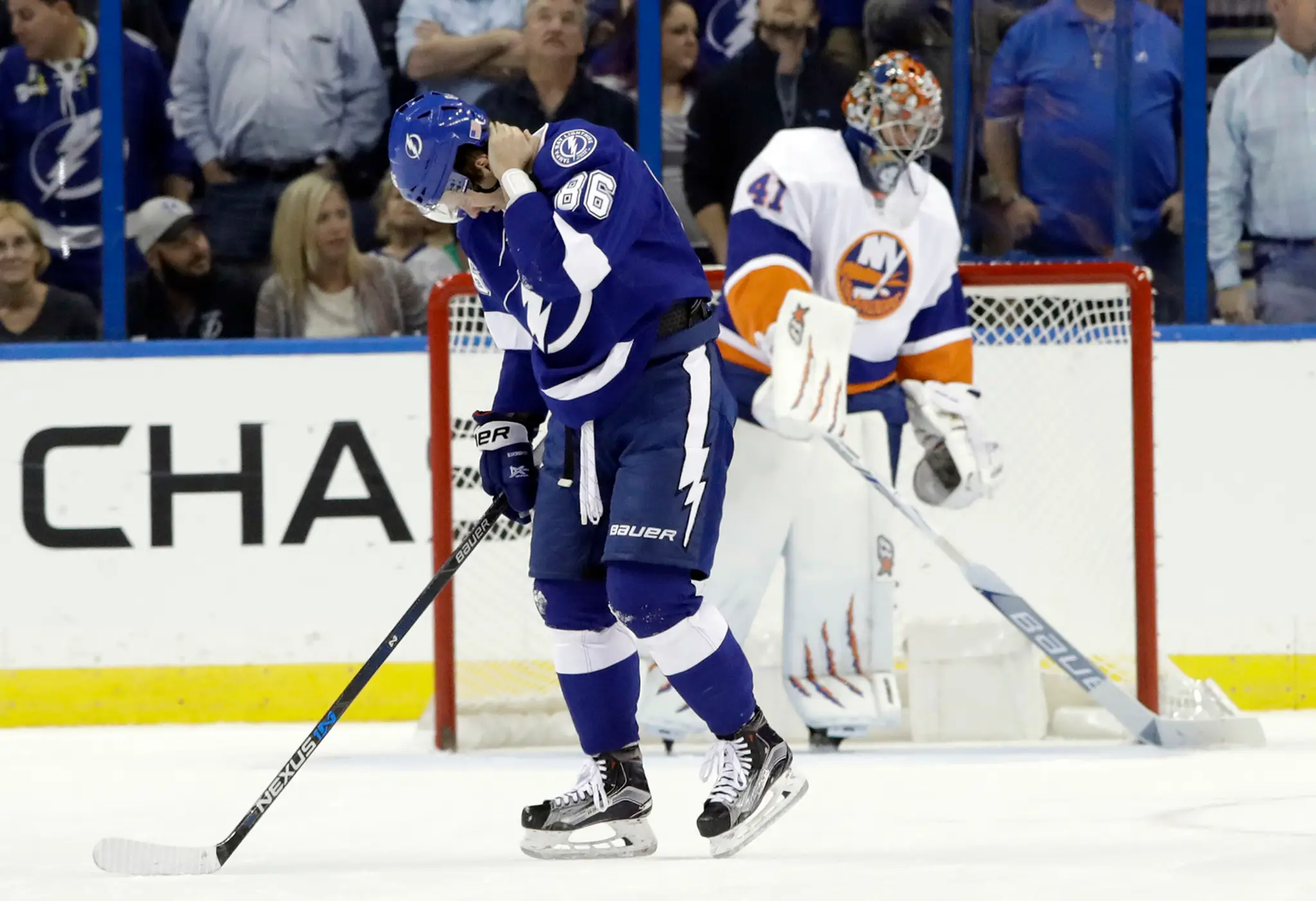 Brankár New Yorku Islanders Slovák Jaroslav Halák a hráč Tampy Nikita Kučerov v zápase NHL Tampa Bay NY Islanders